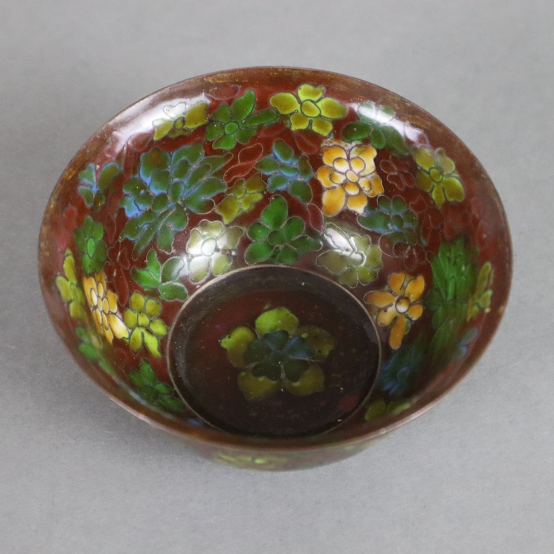 Konvolut Cloisonné-Email - China 3-tlg, 2 Koppchen (H./Dm. ca. 3,5 / 7,5 cm) und 1 kleiner Teller ( - Bild 5 aus 7