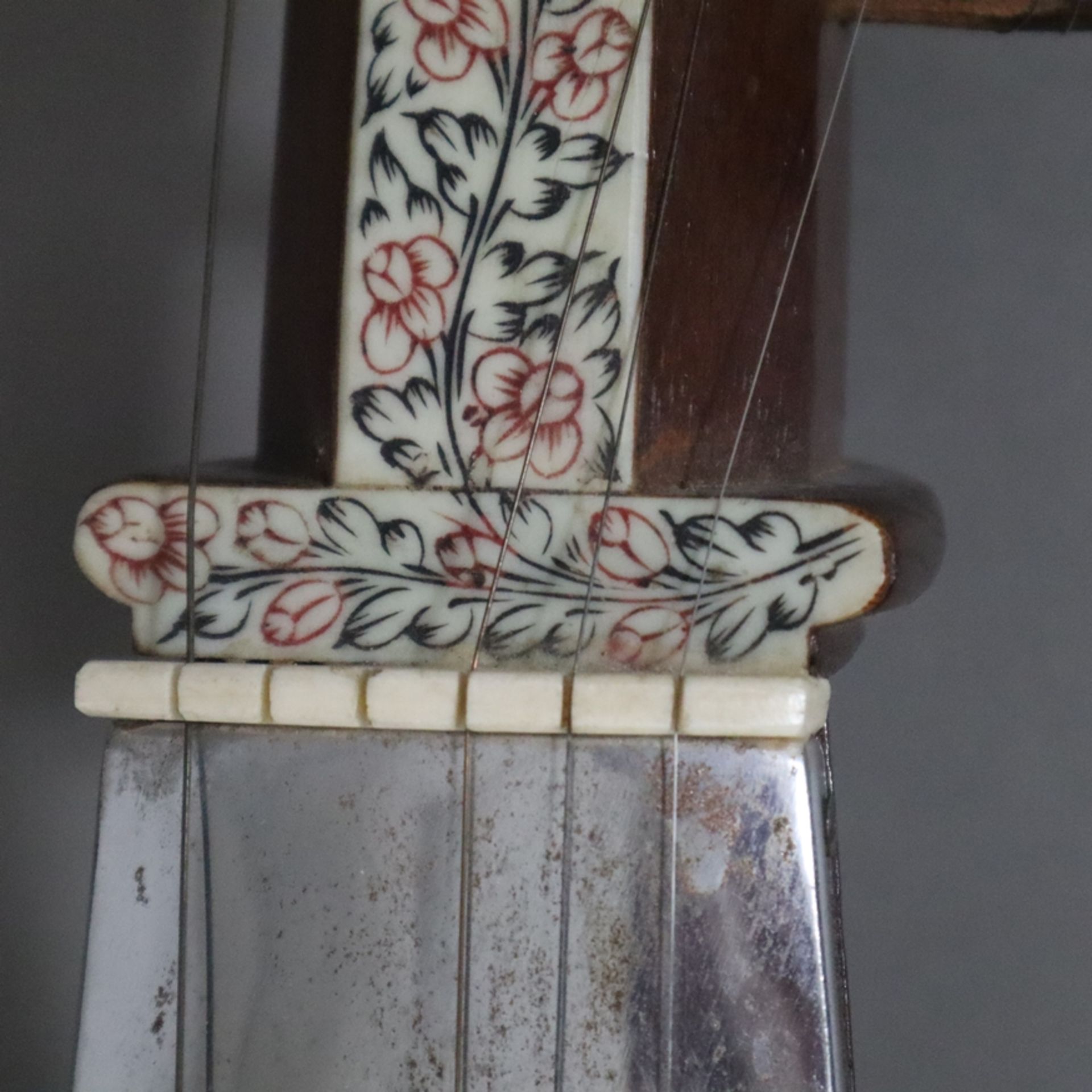 Indisches Saiteninstrument - sog. Sarod, 20. Jh., taillierter bauchiger Holzkorpus mit floral bemal - Image 3 of 9