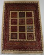 Orientteppich - Iran, Wolle, 12 Felder mit Tier- und Pflanzenmotiven, beigegrundig, florale Borte, 