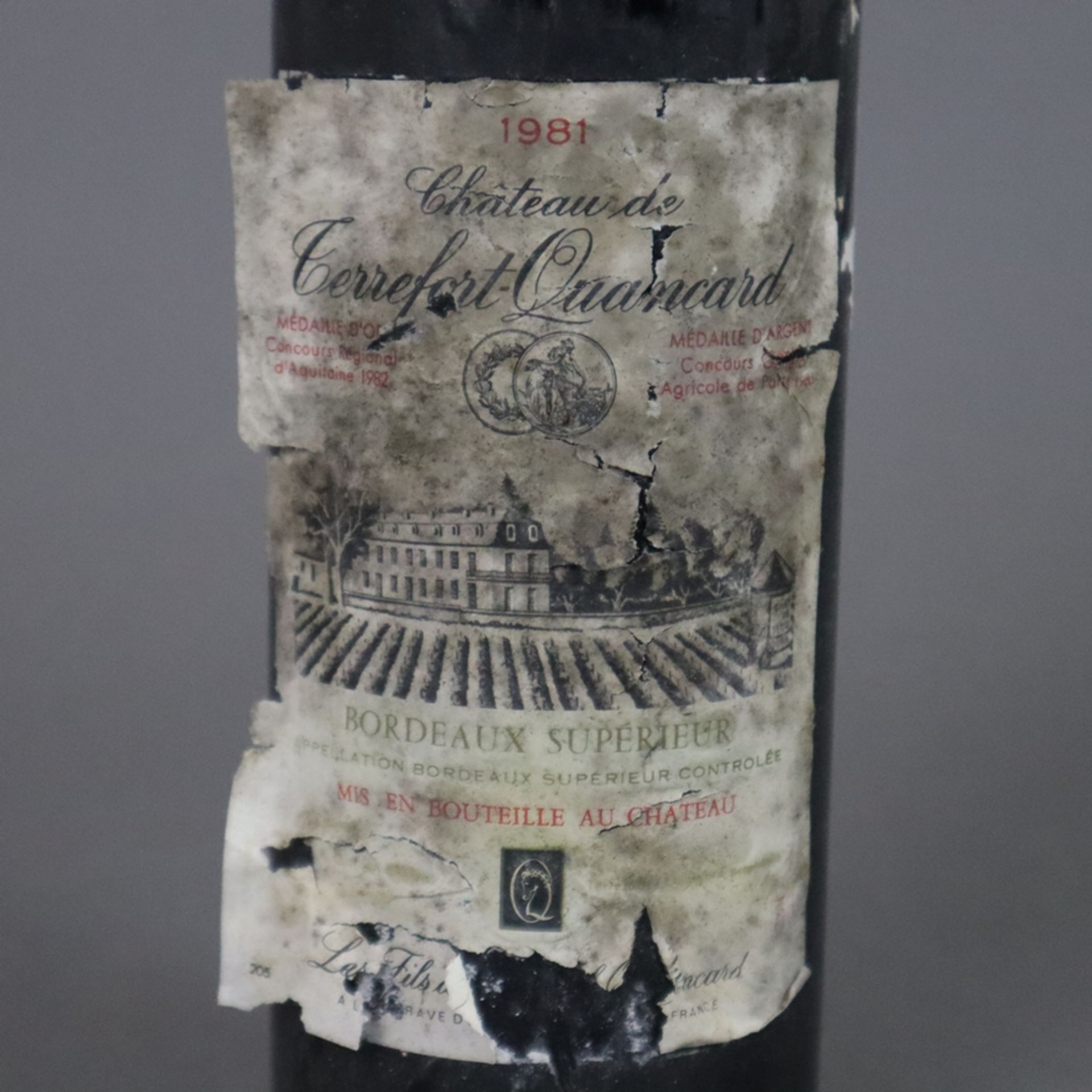 Wein - 1981 Château de Terrefort-Quancard, Bordeaux Supérieur, France, 0,7 L, Flasche verschmutzt, - Image 4 of 6