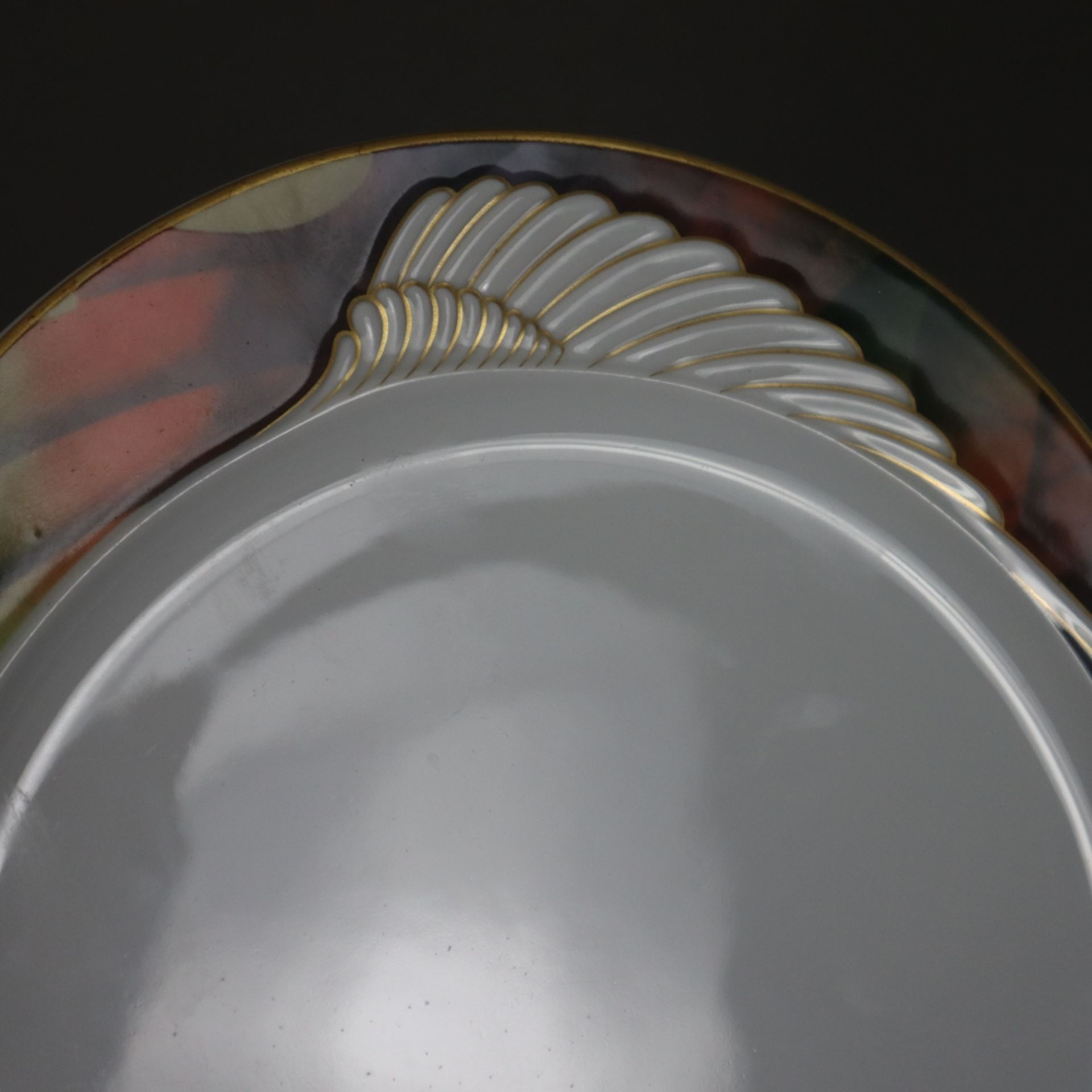 6 Teller und 1 Schüssel - Rosenthal, Porzellan, Form "Mythos" mit reliefiertem Flügelmotiv, Entwurf - Bild 3 aus 5
