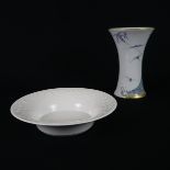 Zwei Teile Hoechst-Porzellan - 20.Jh., 1x Vase, Trichterform, polychromer Druckdekor, H. ca. 22 cm,