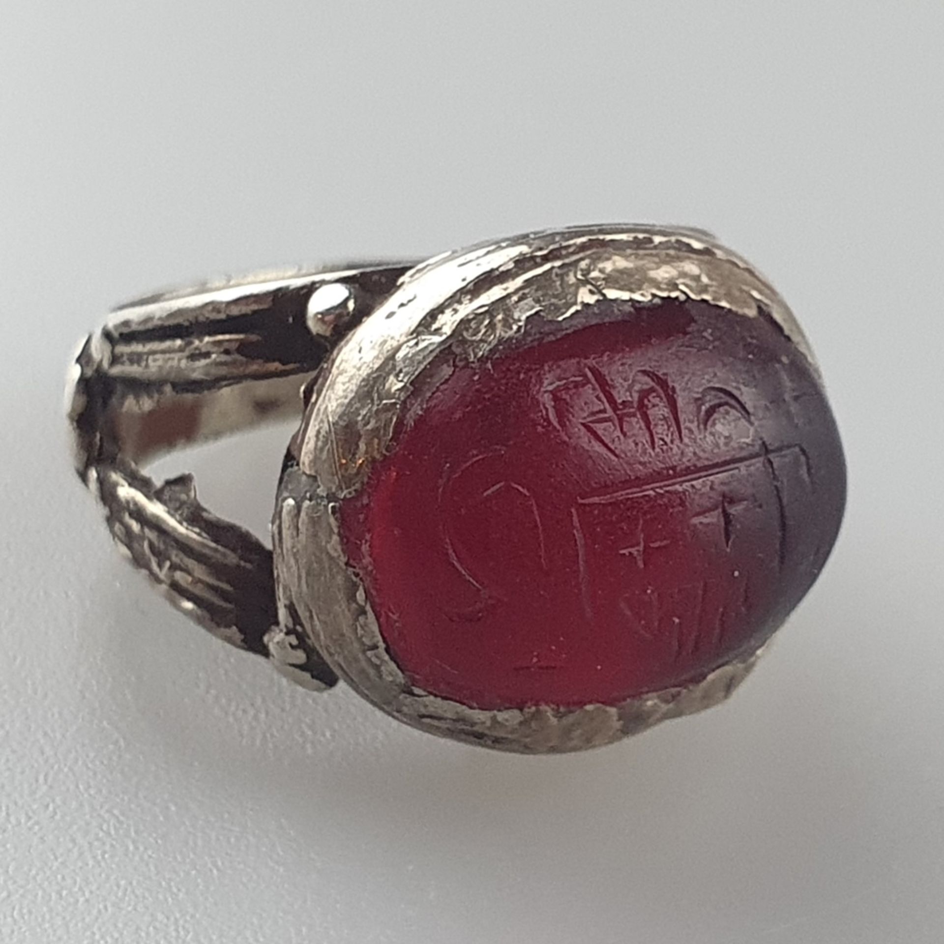 Antiker Silberring - als Ringkopf hochgewölbter Rubincabochon mit geschnittener Inschrift, ca. 15 x - Bild 3 aus 7