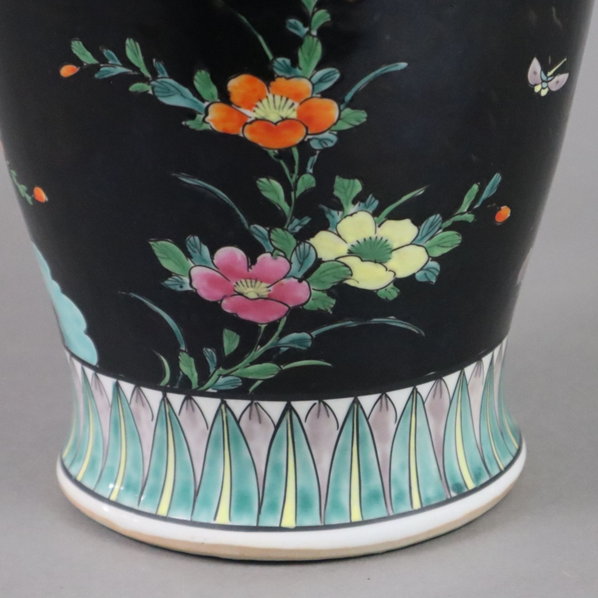 Vase mit glückverheißenden Motiven - China 20.Jh. gebauchter Balusterkorpus, auf schwarzem Fond üpp - Bild 10 aus 11