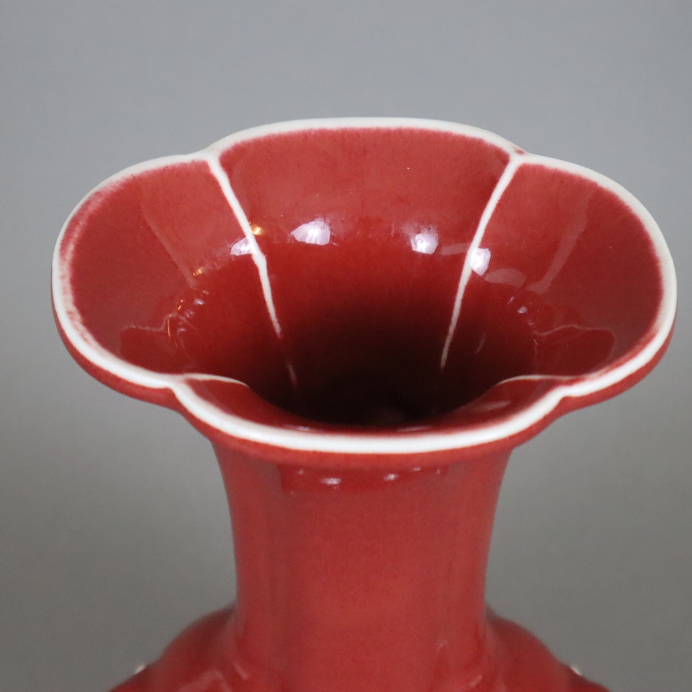 Vase in "Gu" Form - China, 20.Jh., Porzellan mit roter Glasur, seitlich Löwenköpfchen mit Maulringe - Image 2 of 7