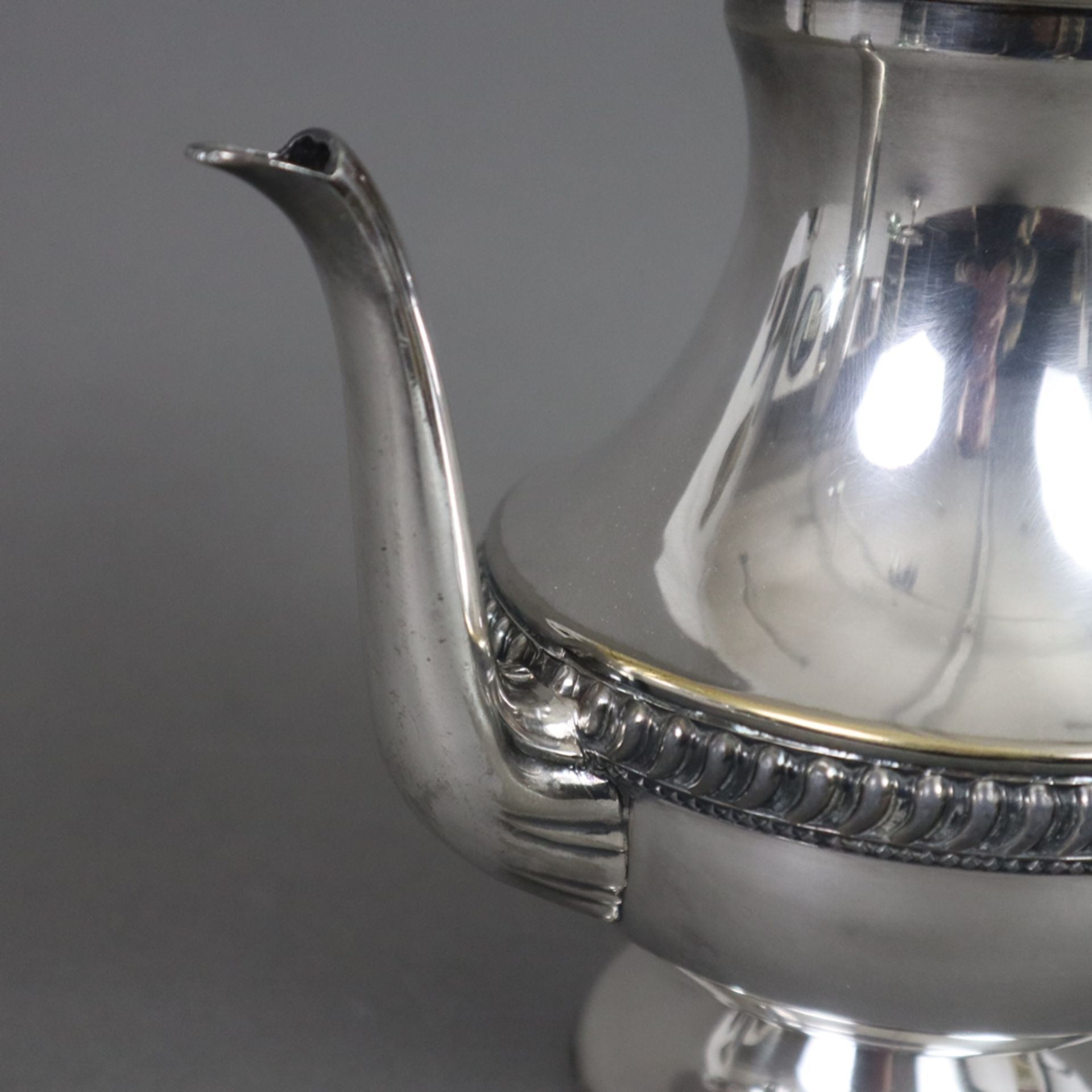 Kaffeekanne - USA, Kupfer mit Silberauflage, in klassizistischem Stil, Bodenmarke, H. ca. 25 cm, Ge - Bild 4 aus 8