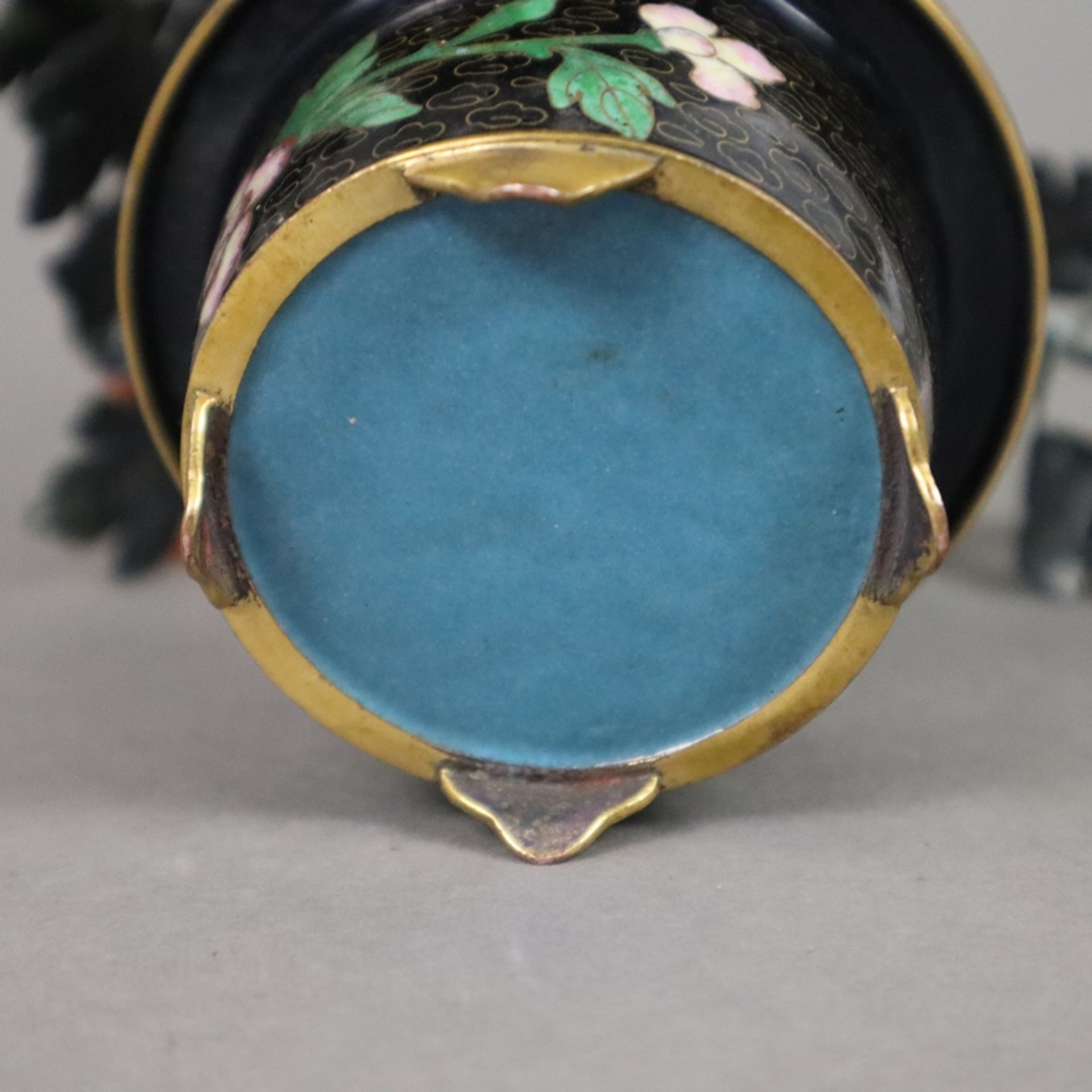 Päonienstrauch in Cloisonné-Cachepot - China, 20 Jh., Blätter aus Nephritjade, Blüten aus verschied - Bild 8 aus 8