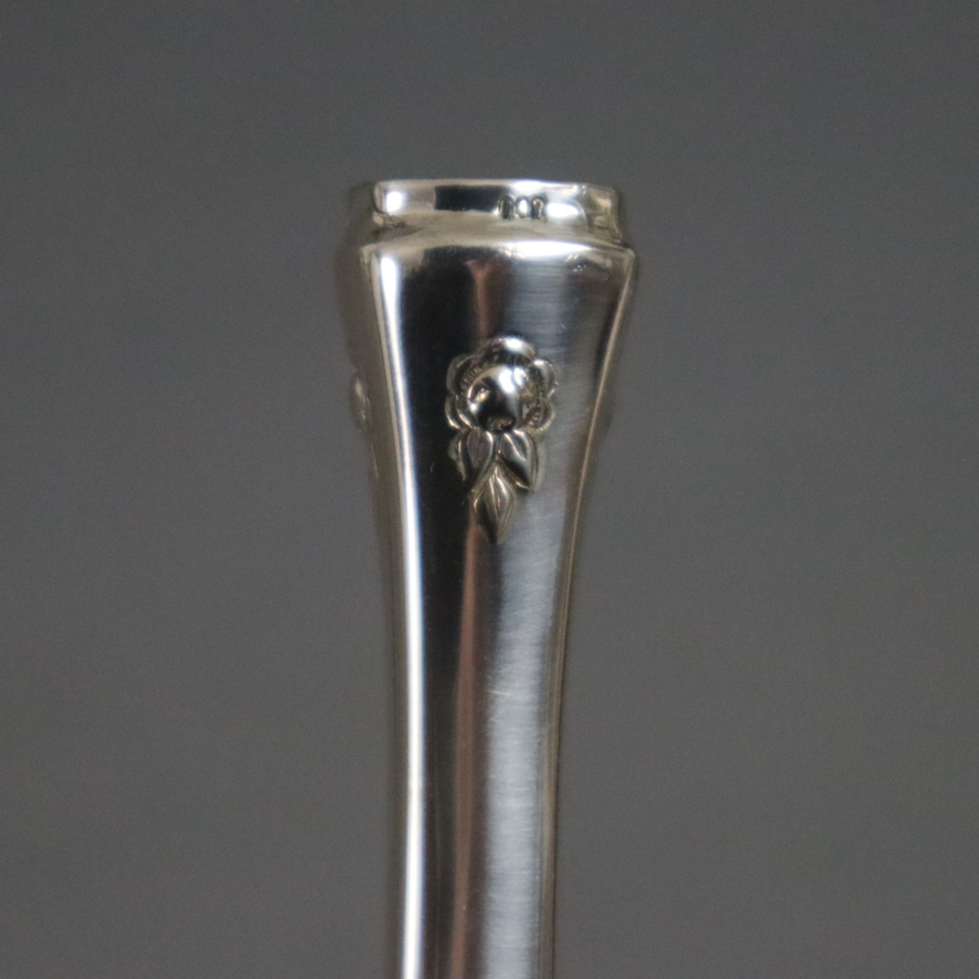 Kleine Ziervase - 800er Silber, schmale Form auf viereckigem Fuß (beschwert), relieferter Blumendek - Bild 5 aus 5
