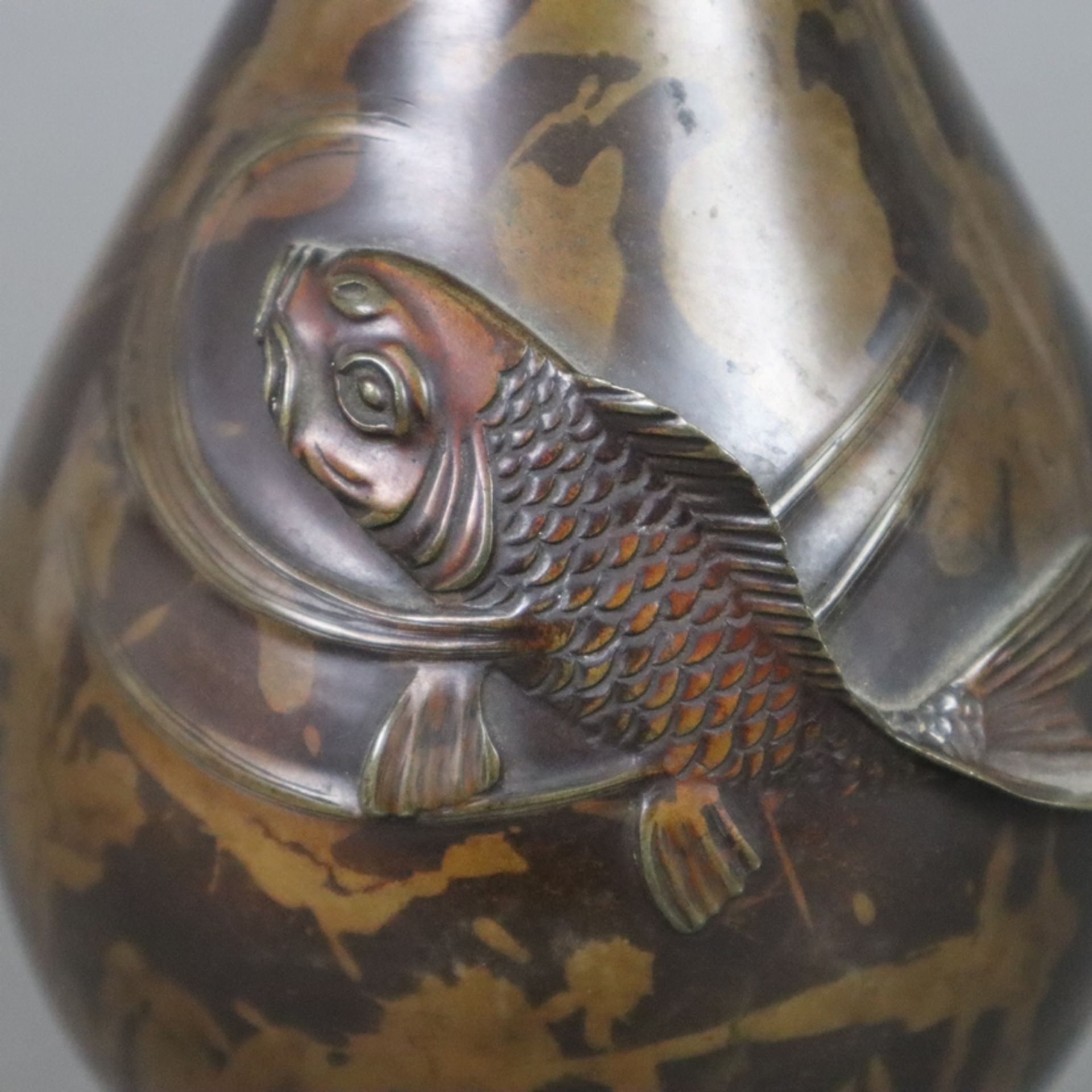 Vase mit Fischrelief - Japan, 20.Jh., Bronzelegierung, braun marmoriert, Balusterform, schauseitig - Image 3 of 6