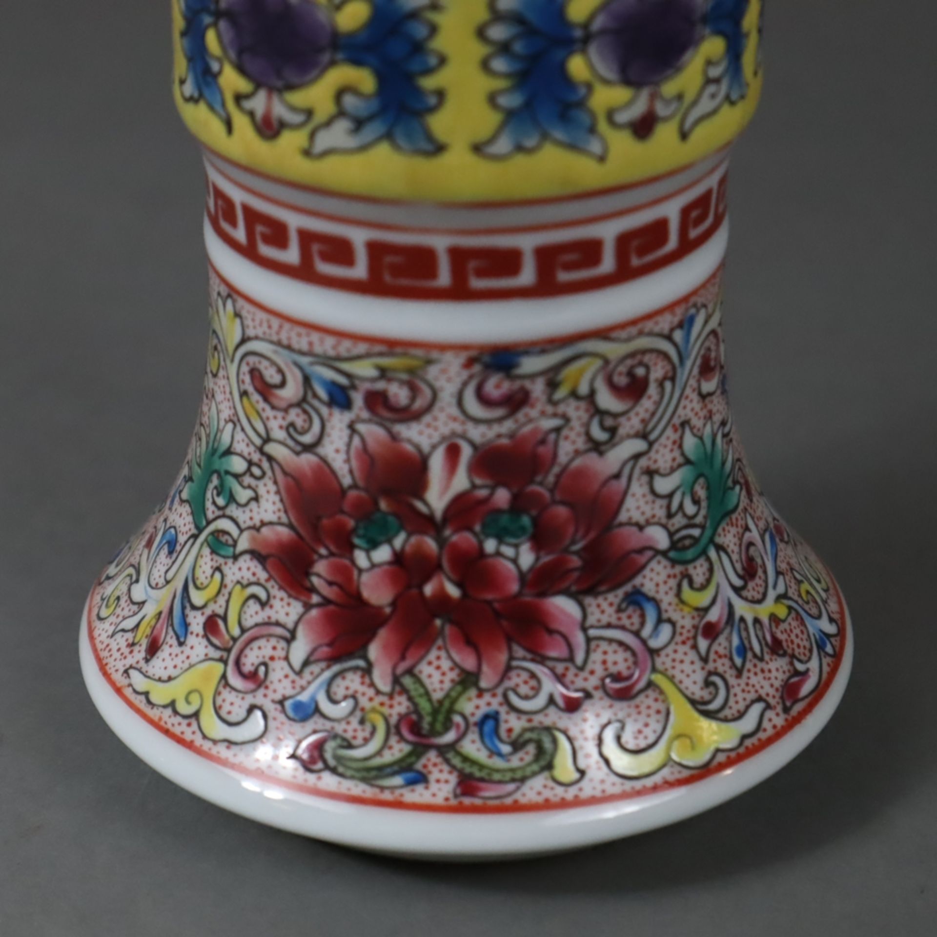 Vase - Porzellan, China 20.Jh., in traditioneller Gu-Form mit üppigem floralem Schmelzfarbendekor,  - Bild 6 aus 8