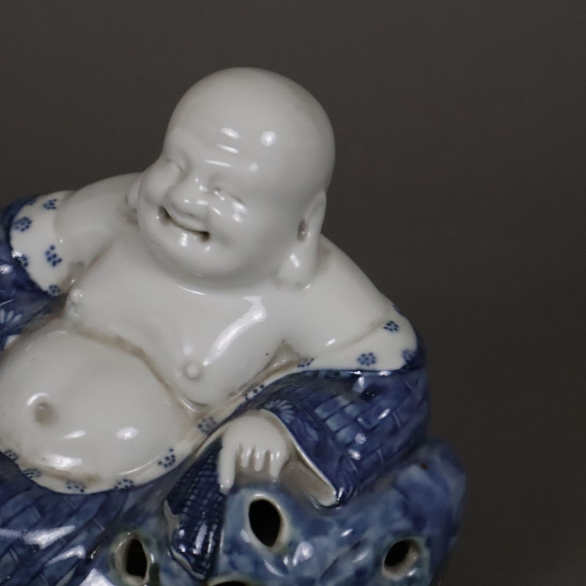 Budai-Figur - China 20. Jh., Porzellan, in liegender Haltung mit Gebetskette in der Hand, bodenseit - Bild 3 aus 8