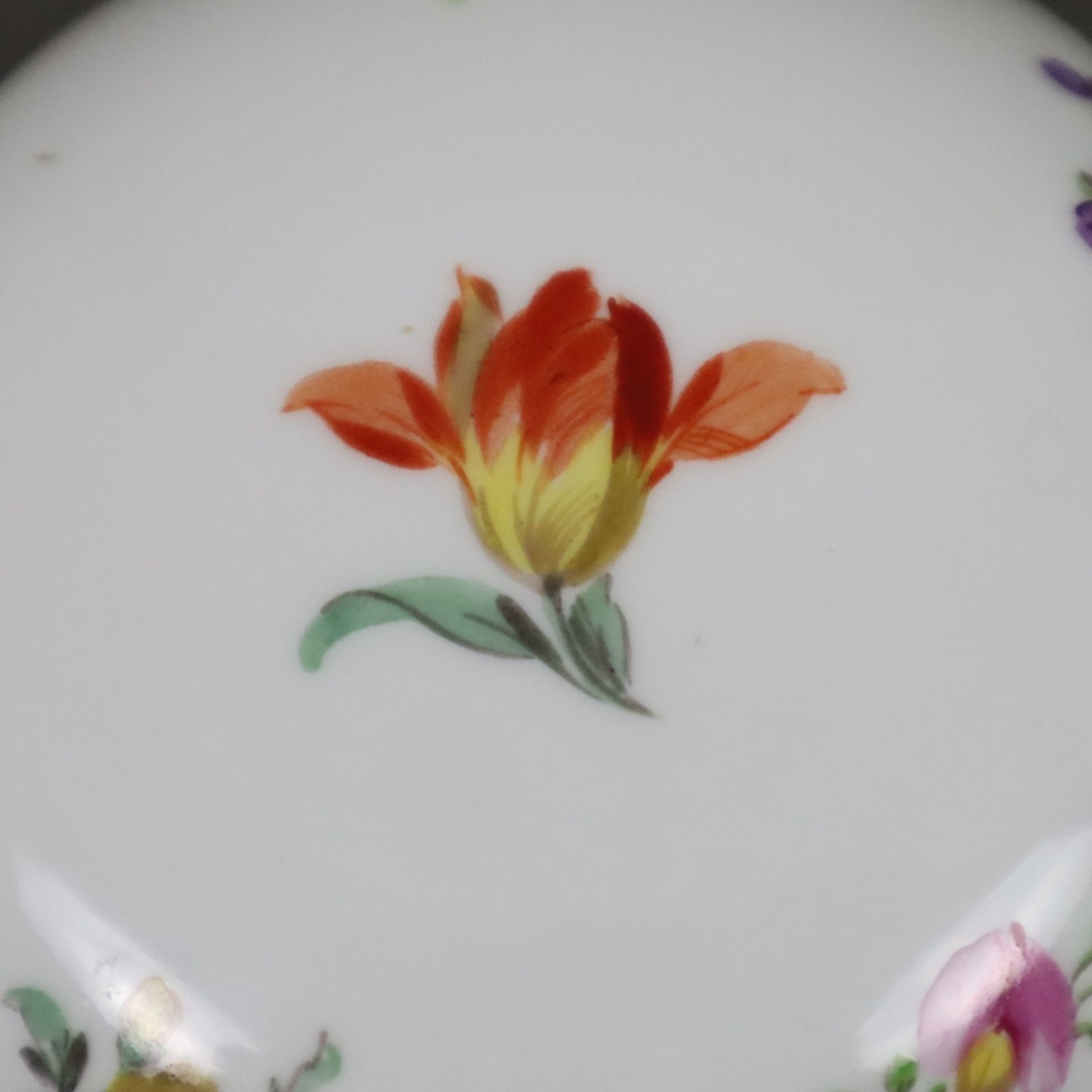 Deckeldose - Meissen, Porzellan, gedrückte Kugelform, fein bemalt mit gestreuten Frühlingsblumen, G - Bild 4 aus 7