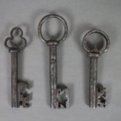 Drei Barockschlüssel - Eisen, unterschiedliche Ausformungen und Größen, Alters- bzw. Gebrauchsspure