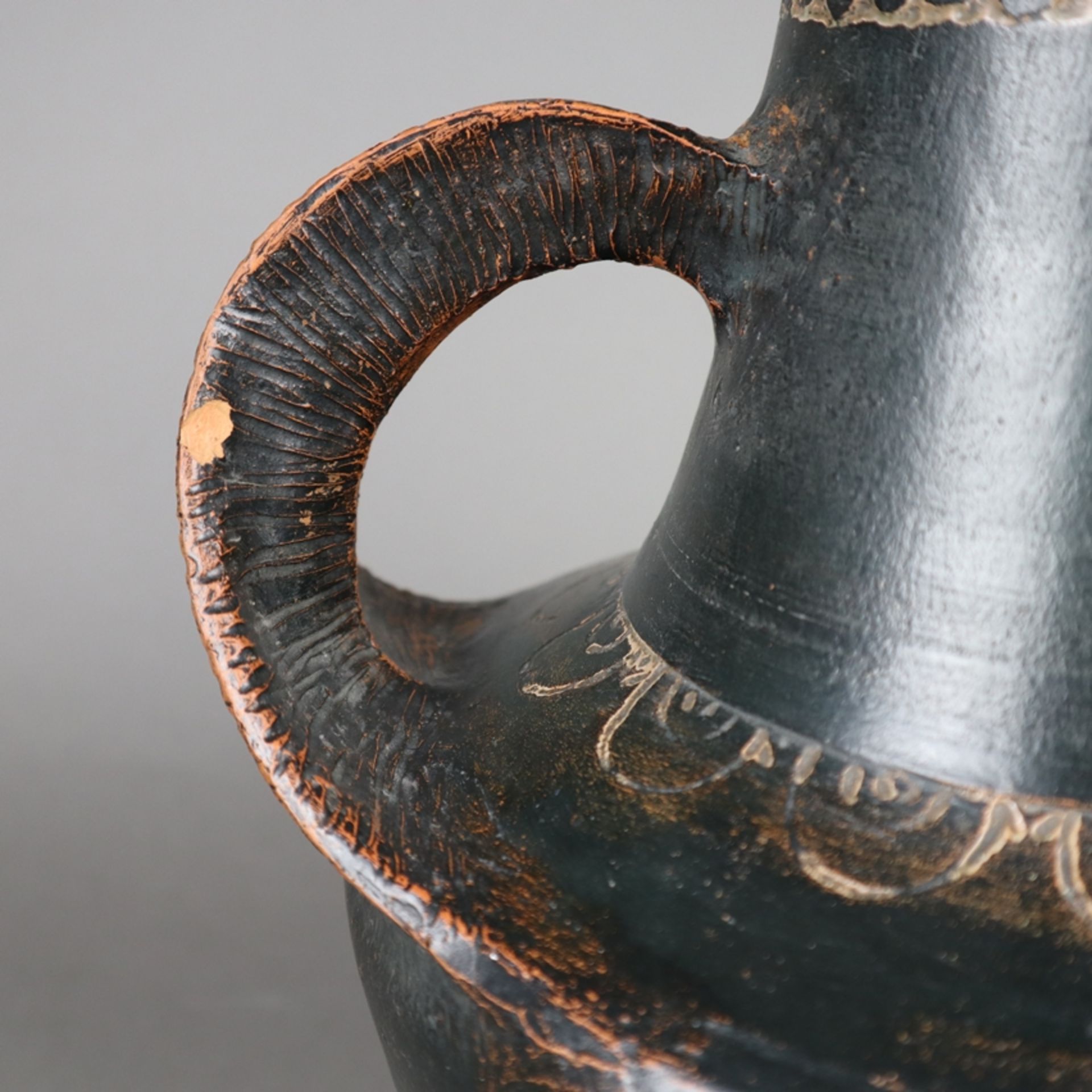 Doppelhenkel-Vase - wohl Balkan, 19.Jh. oder älter, Ton, braun glasiert, umlaufend Ornamentborte, s - Bild 4 aus 9