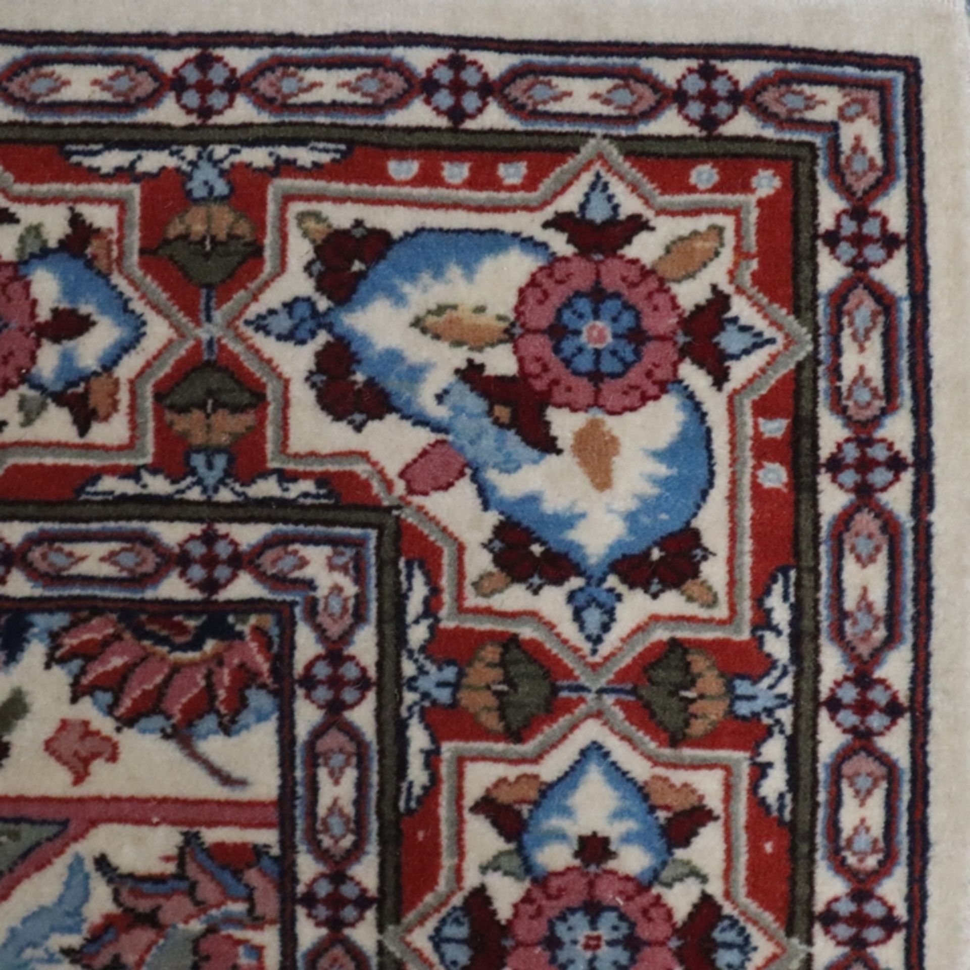 Orientteppich - Türkei, 2. Hälfte 20. Jh., Wolle, beigegrundig, geometrisches und florales Muster, - Image 6 of 6