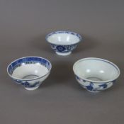 Drei Blauweiß-Schalen - China, wohl Qing-Dynastie, diverse Alter und Dekore in Unterglasurblau, H. 