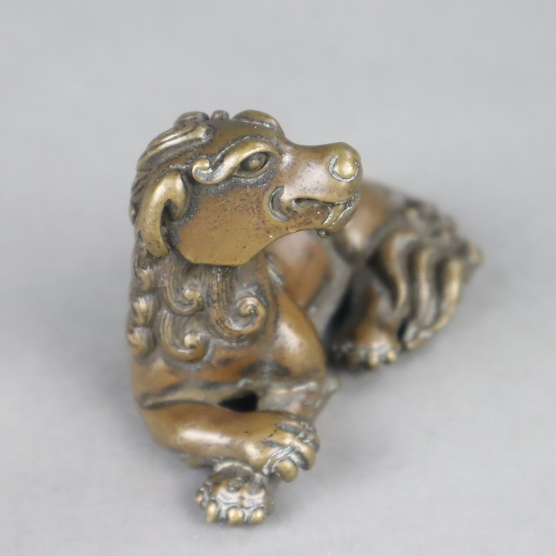 Fabelwesen "Qilin" / Paperweight - Bronze, braun patiniert, überaus detailreiche Ausführung in ents - Bild 2 aus 5