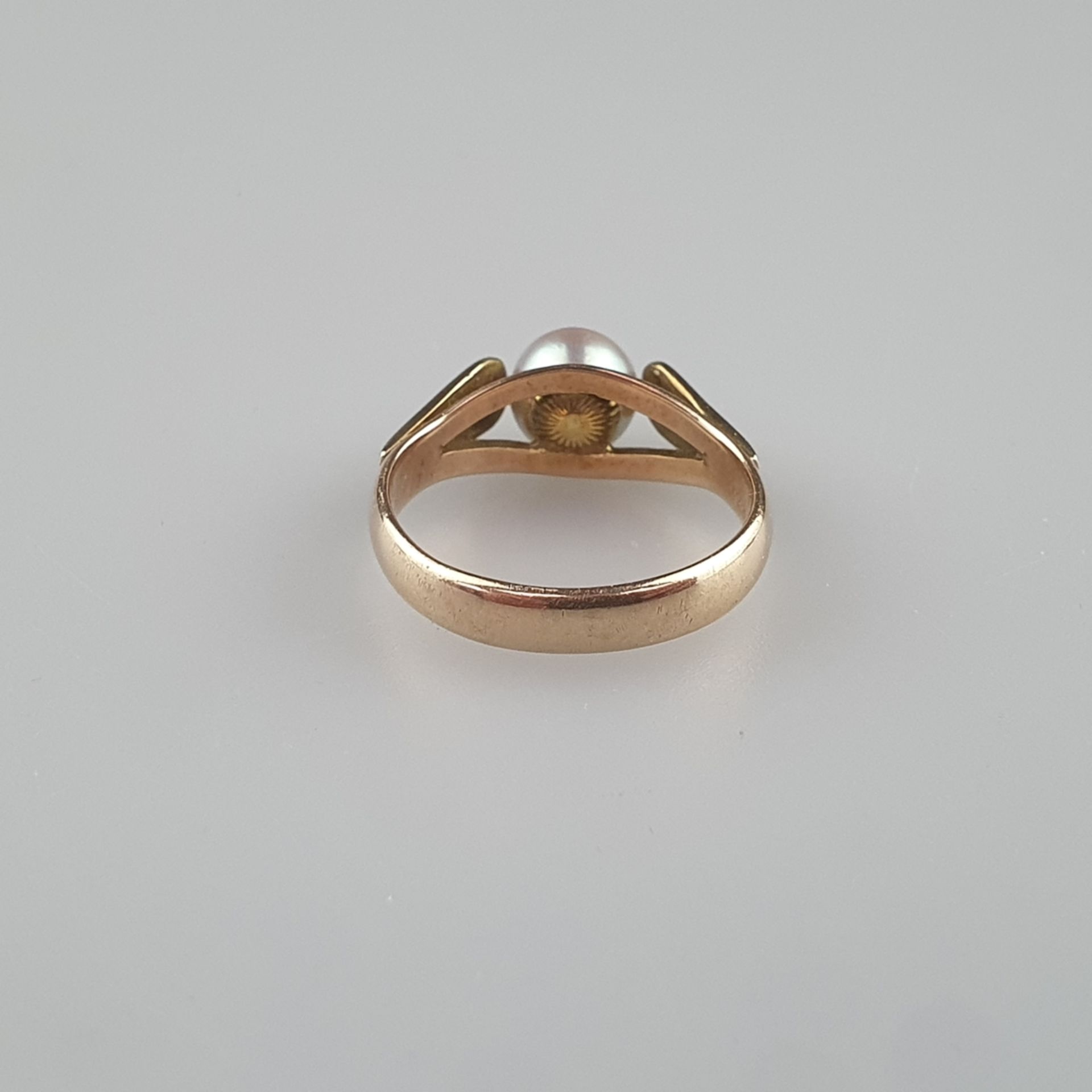 Perlring - Gelbgold 585/000 (14K), innen gestempelt, Perle von 6mm-Dm. mit silbrigem Lüster, Dm. ca - Image 4 of 5