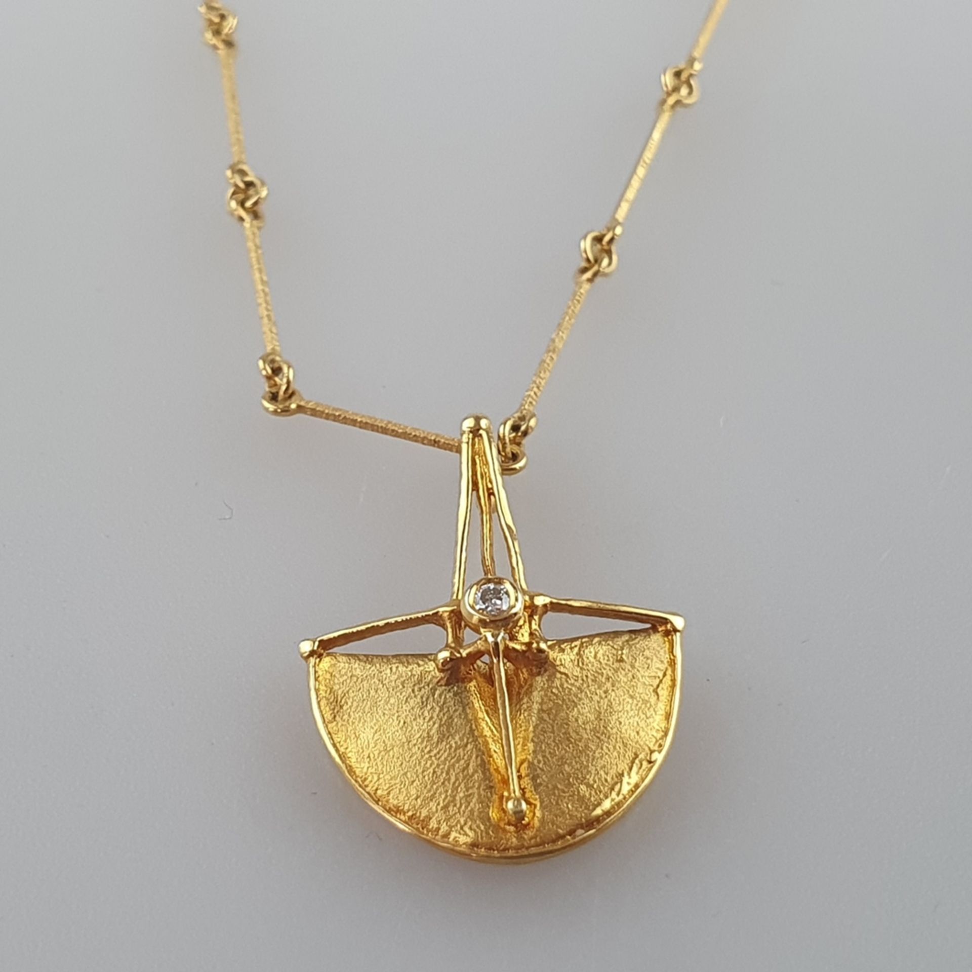 Design-Anhänger mit Kette - Gelbgold 585/000 (14K), ausgefallener Anhänger besetzt mit 1 Diamanten