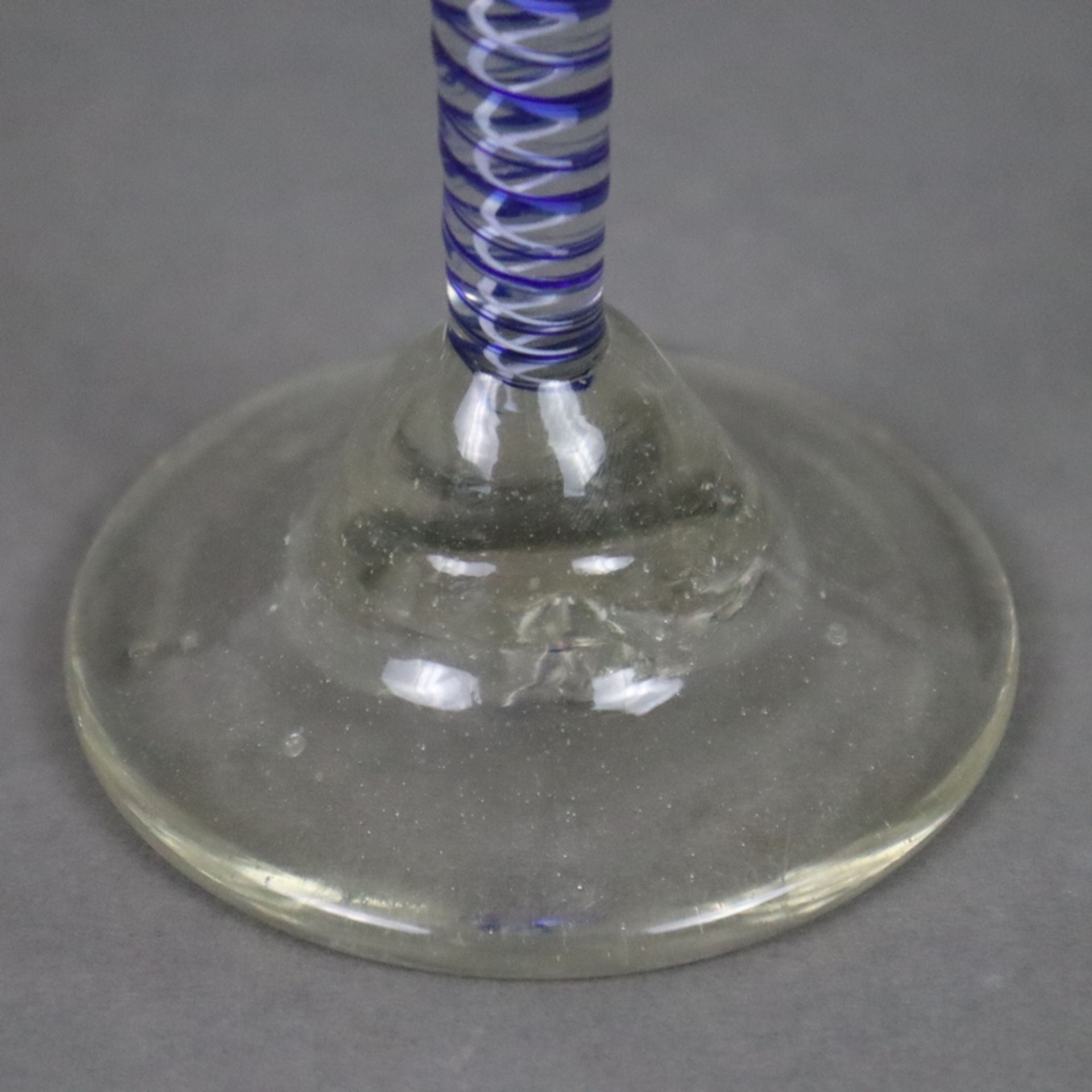 Vier Gläser - 19. Jh./um 1900, farbloses Glas, 1x jagdliches Kelchglas, zehnfach facettierter Fuß m - Image 11 of 14