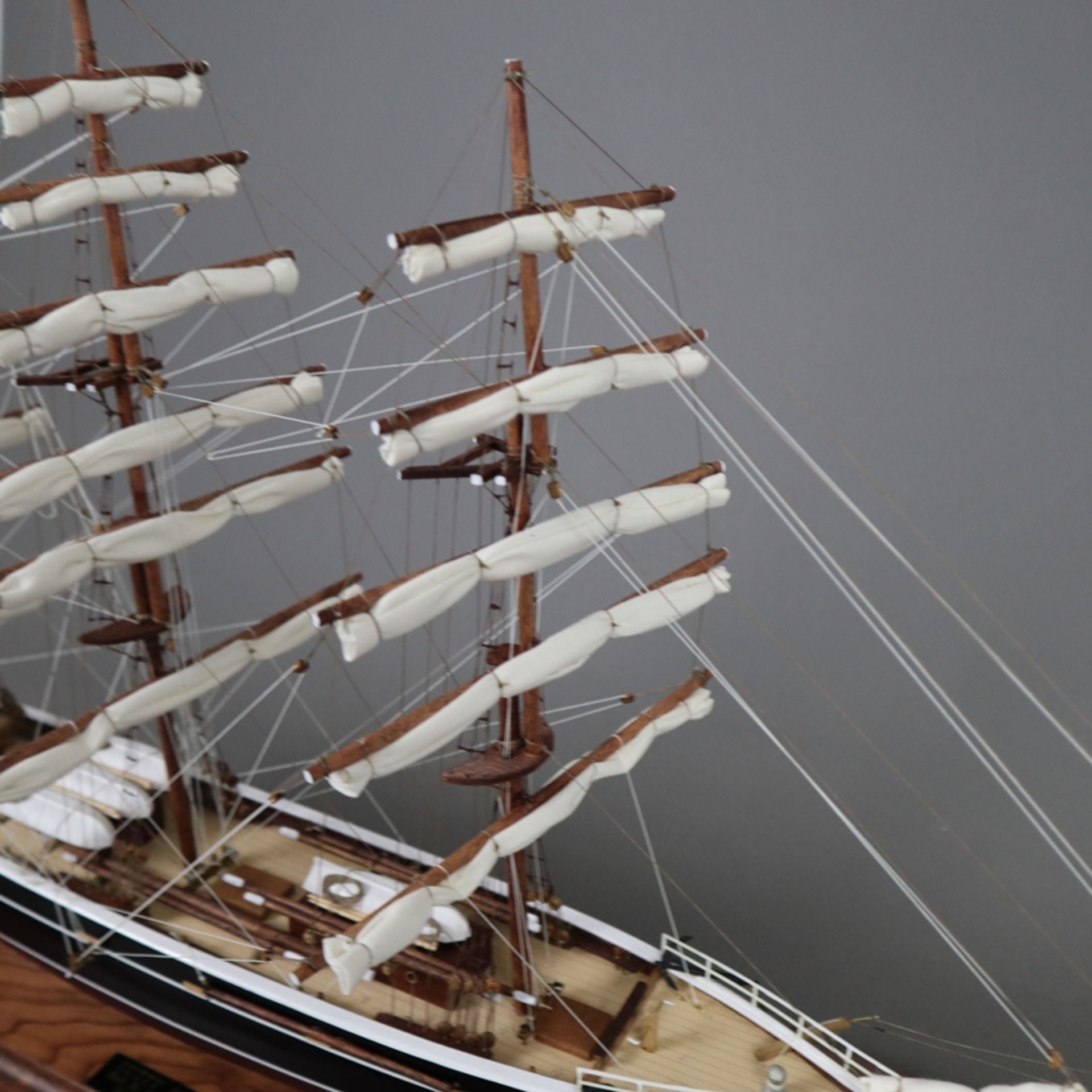 Modellschiff "Cutty Sark" im Schaukasten - maßstabgerechter Nachbau des englischen Tee- und Wollkli - Bild 4 aus 13