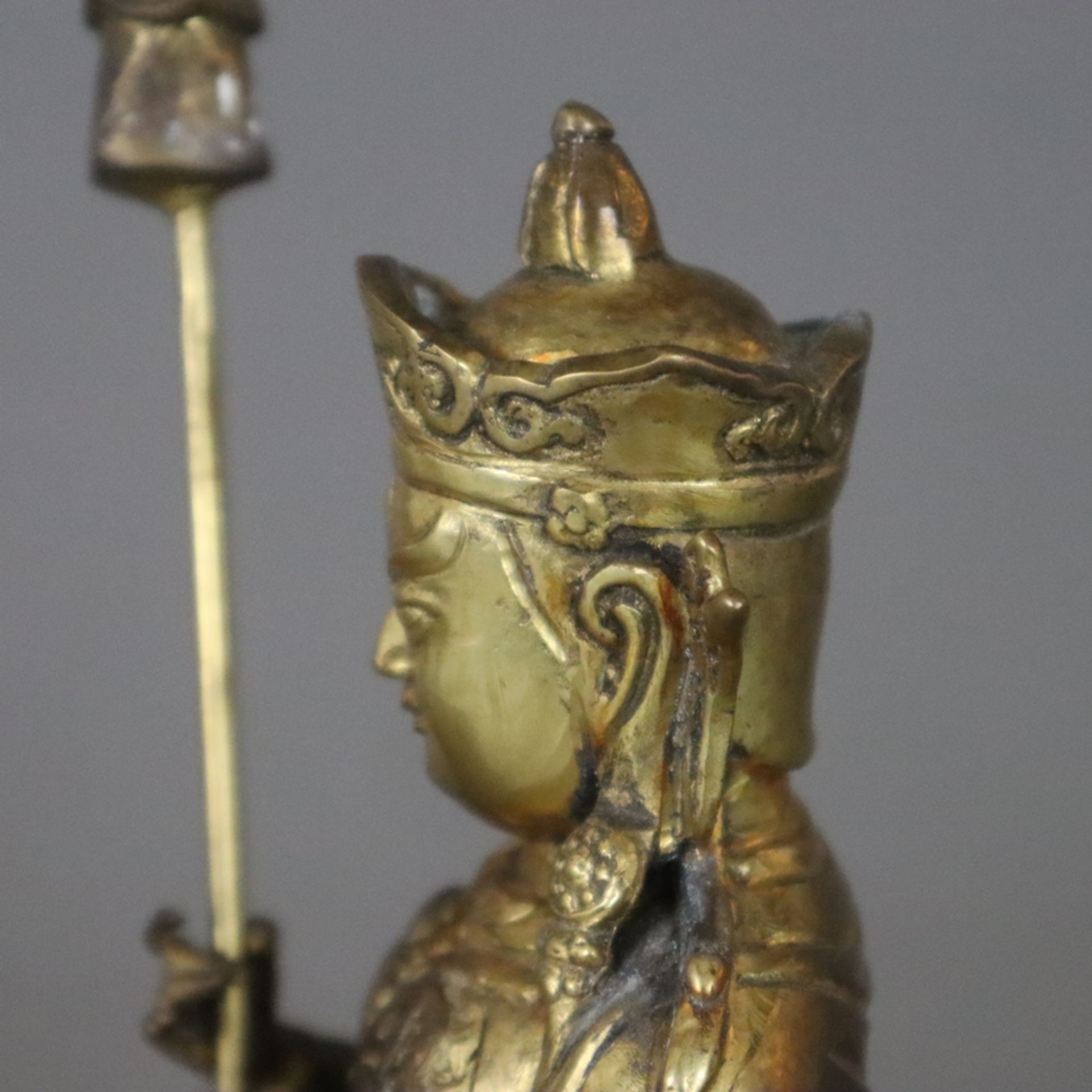 Figur des Vaishravana - tibeto-chinesisch, Bronzelegierung, teils vergoldet, der Schutzgott sitzt s - Bild 4 aus 8