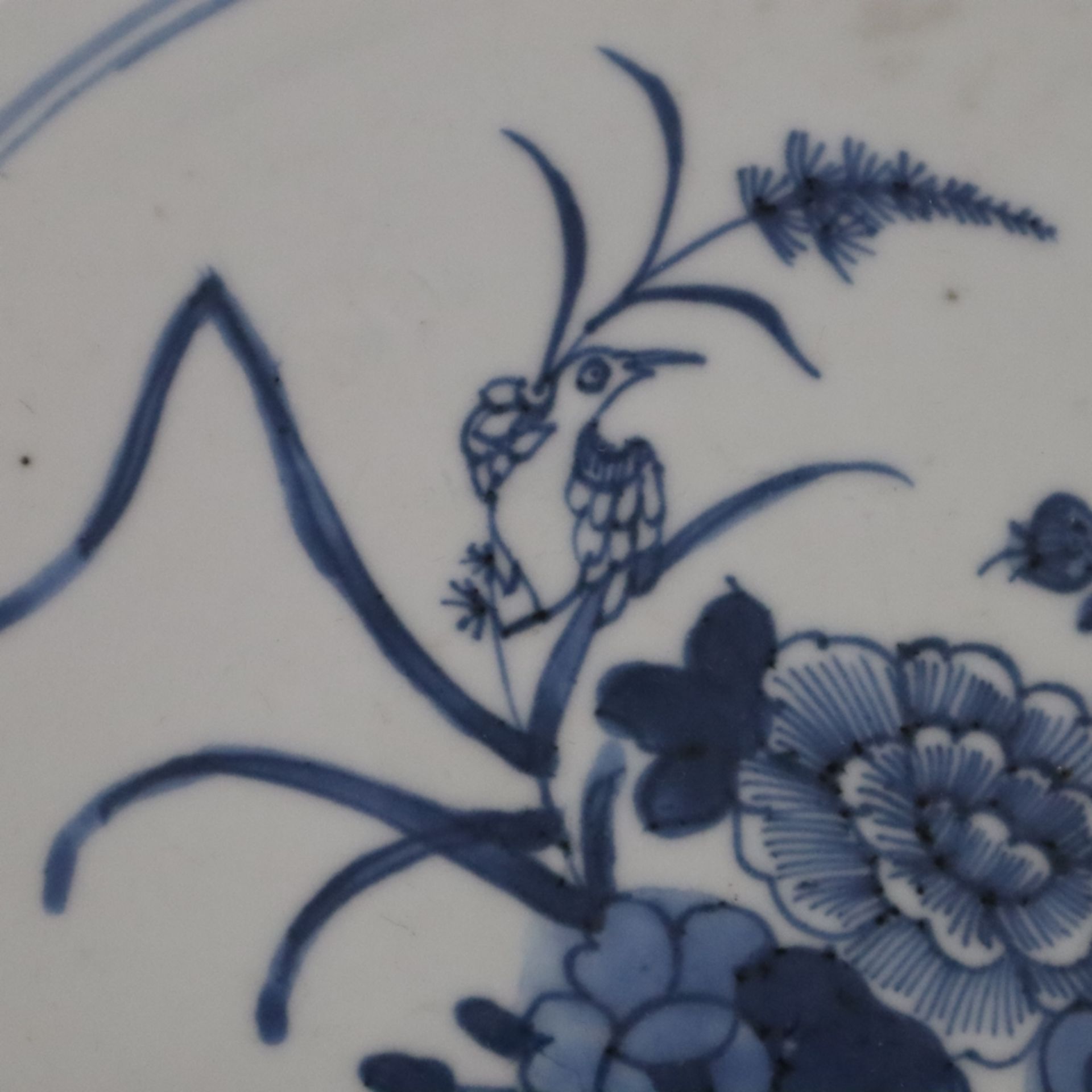 Zwei Teller - China, beide mit floralem Dekor in Unterglasurblau, nicht identisch, Glasurbestoßunge - Bild 7 aus 8
