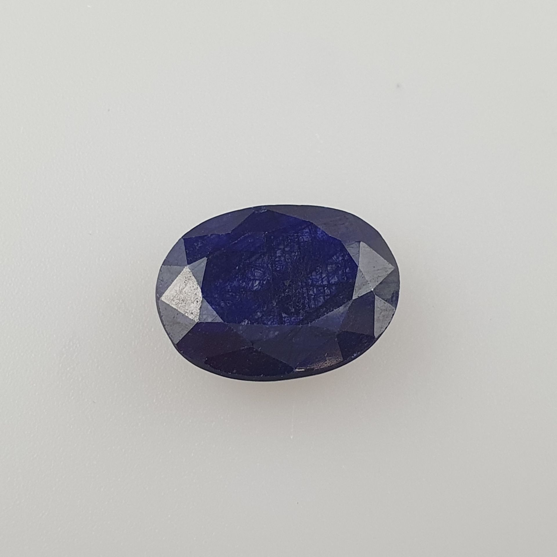 Loser Saphir - dunkelblau, oval facettiert, ca.14,69ct, mit IDT-Zertifikat