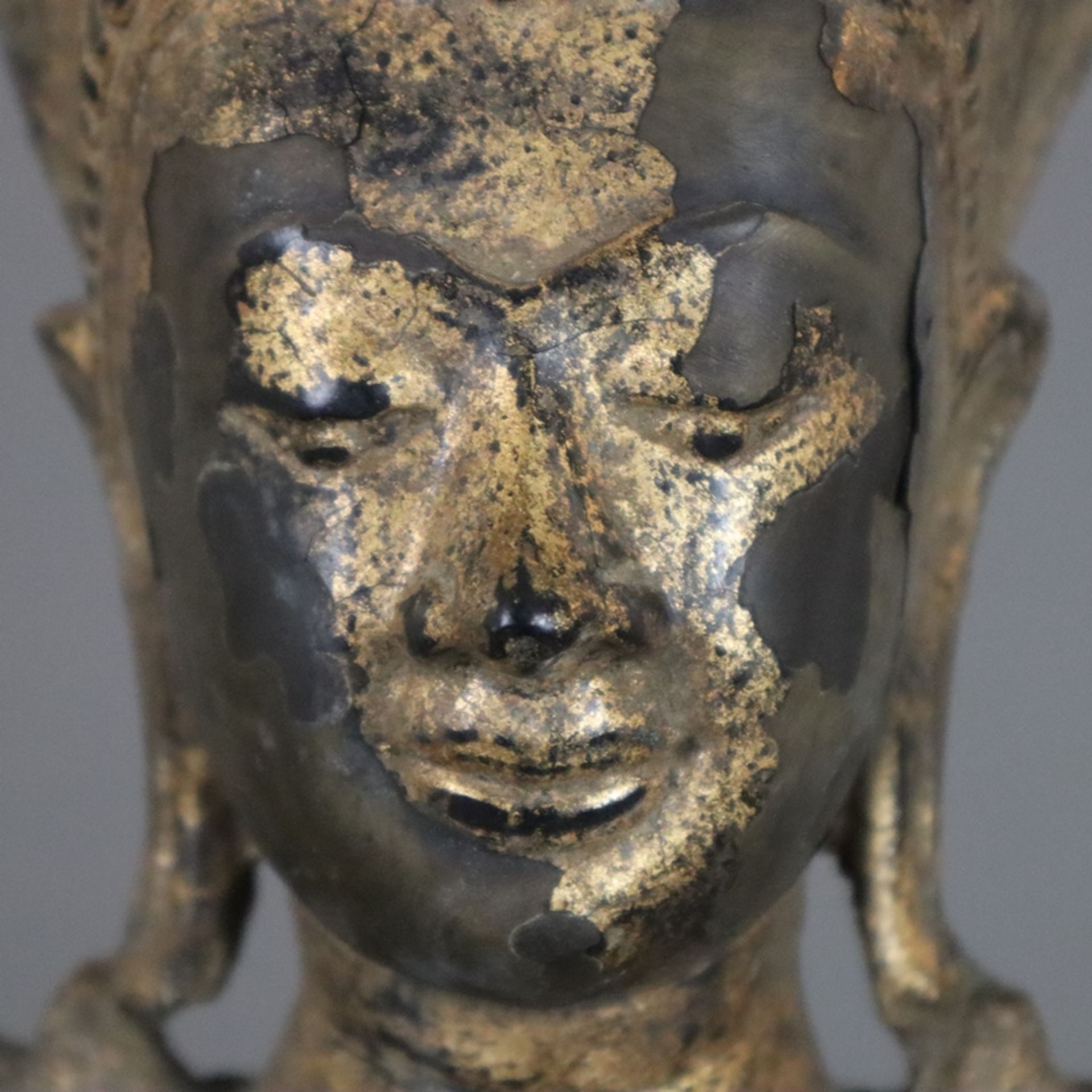 Schwere Buddhafigur im Lopburi-Stil - Thailand, Bronze mit Resten der alten Vergoldung, auf auf ein - Bild 3 aus 11