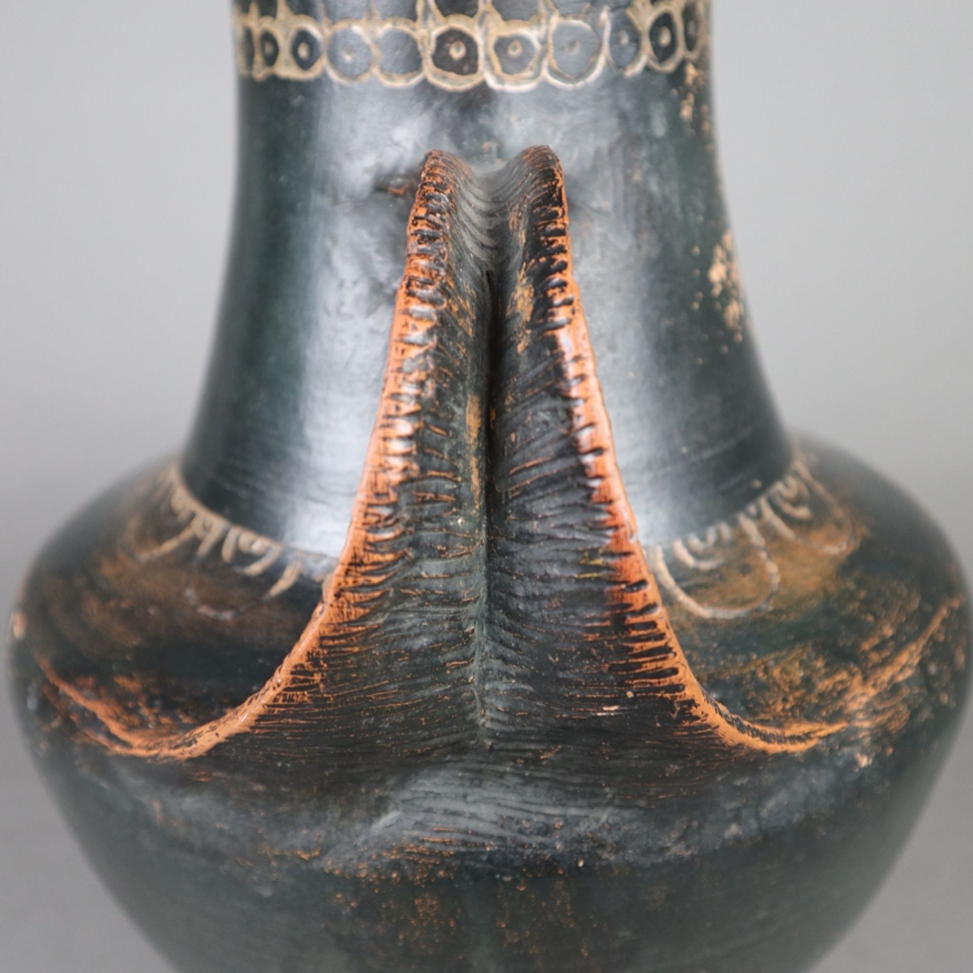 Doppelhenkel-Vase - wohl Balkan, 19.Jh. oder älter, Ton, braun glasiert, umlaufend Ornamentborte, s - Bild 6 aus 9