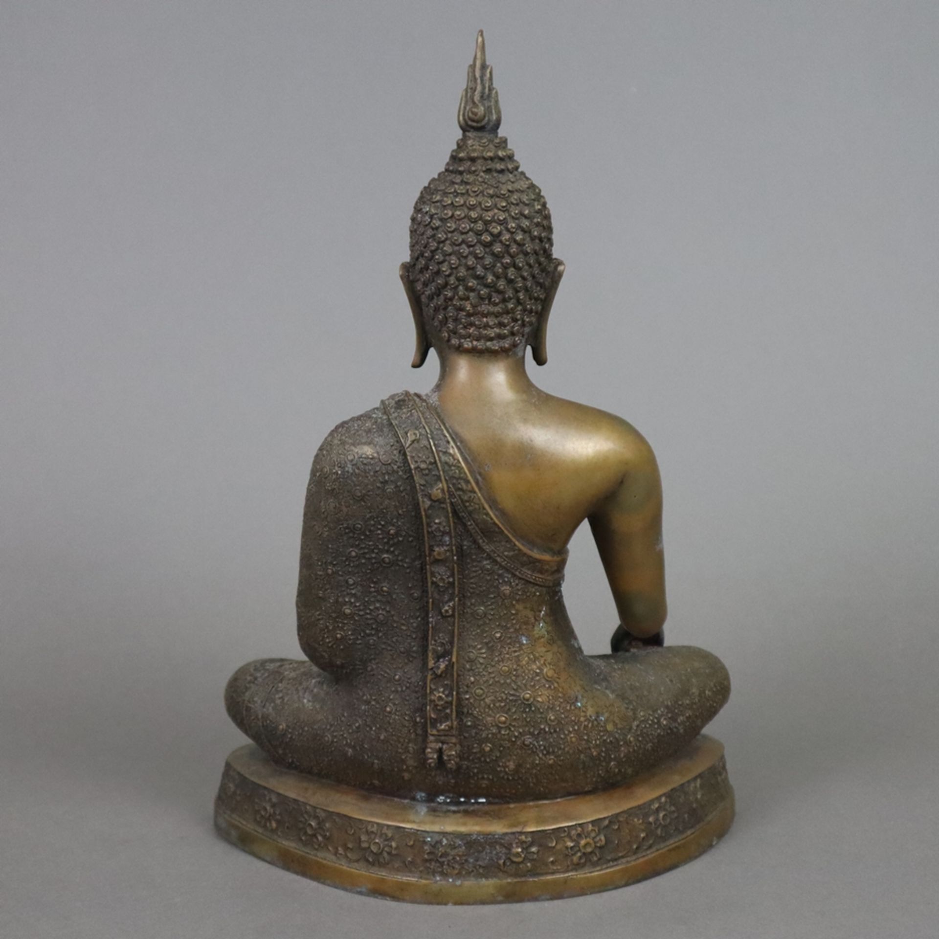 Buddha Maravijaya - Thailand, Bronzelegierung, in sattvasana auf Sockel mit floralem Fries, die rec - Bild 8 aus 9