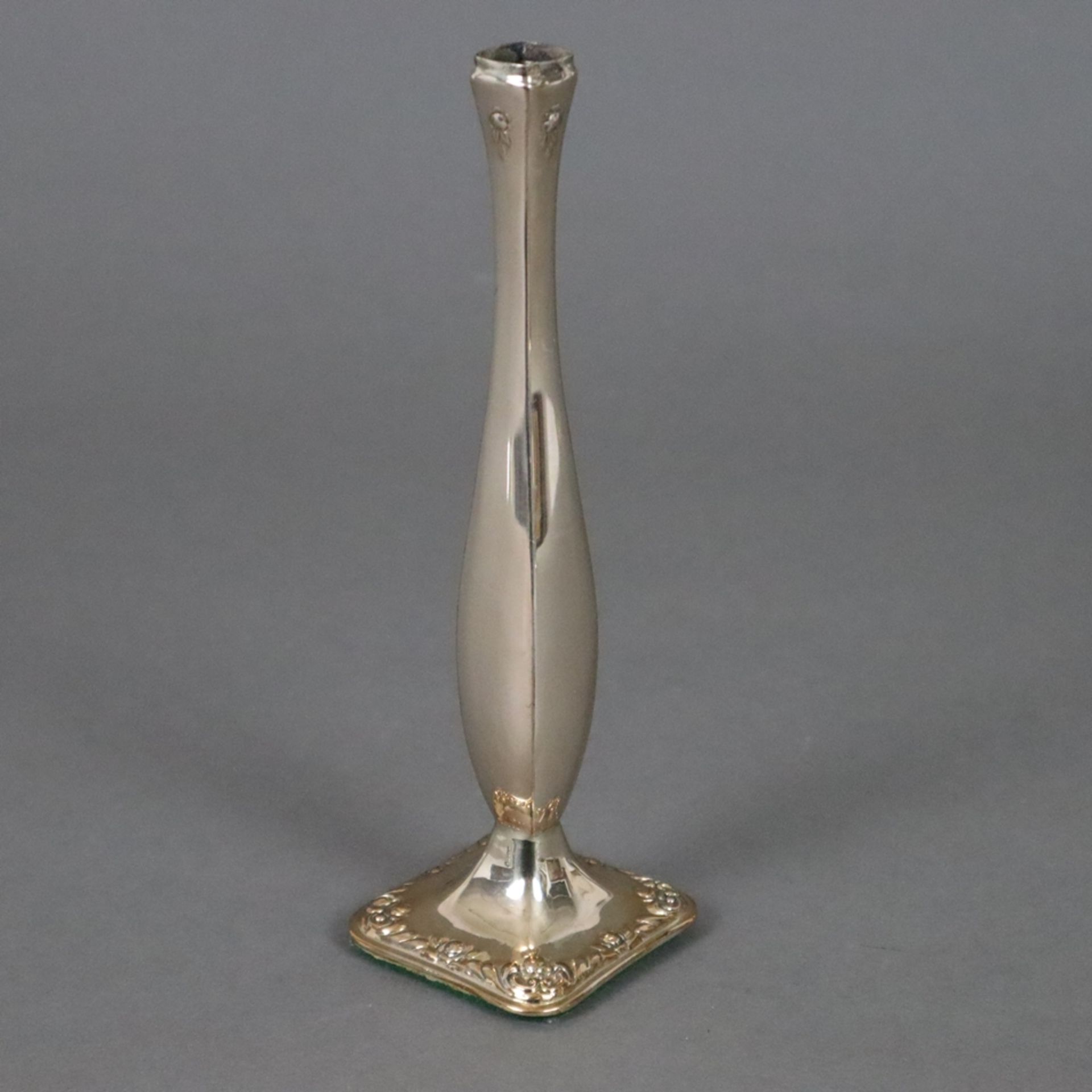 Kleine Ziervase - 800er Silber, schmale Form auf viereckigem Fuß (beschwert), relieferter Blumendek