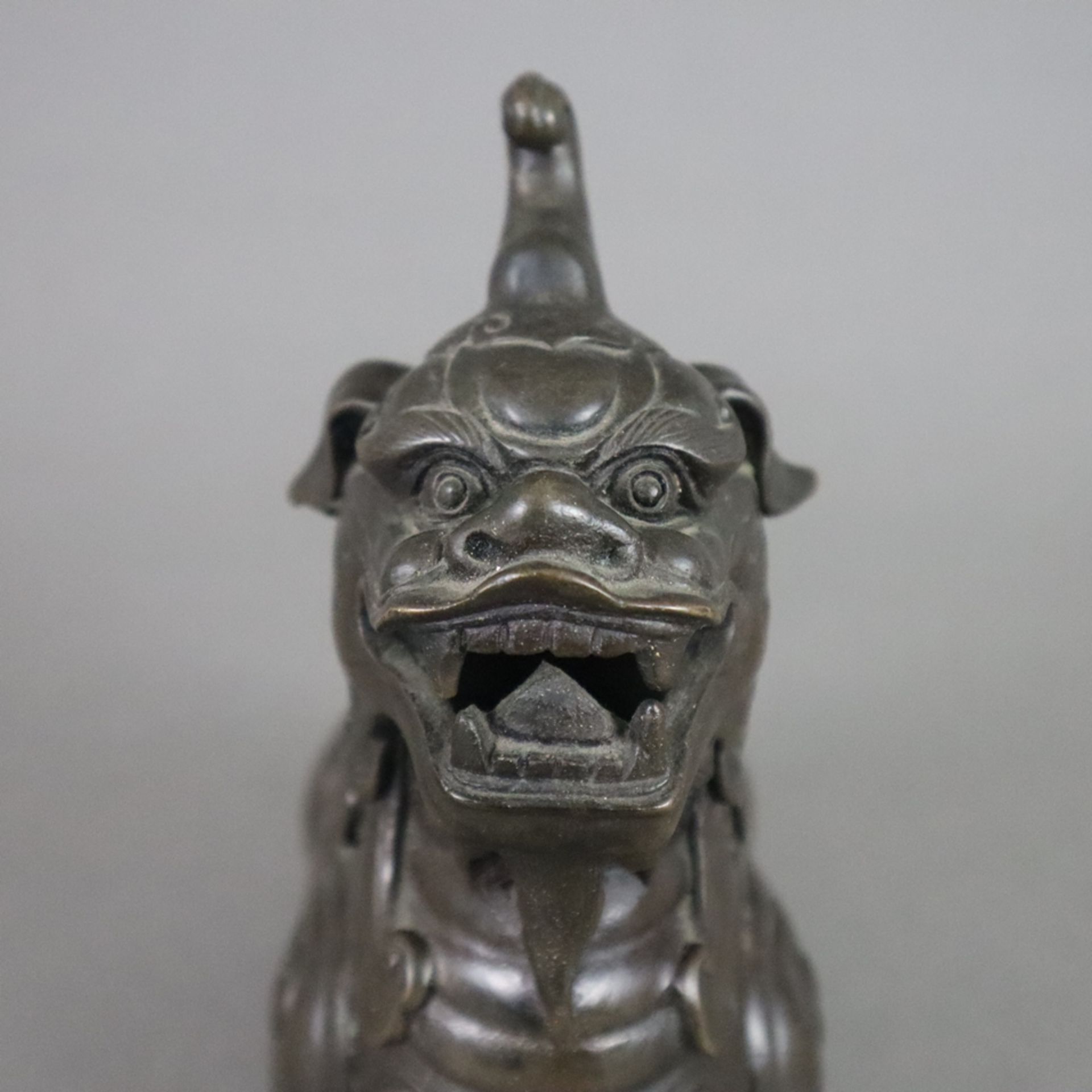 Figürliches Räuchergefäß - China, in Form eines sitzenden Tianlu gestaltetes Gefäß mit Steckdeckel  - Bild 4 aus 11