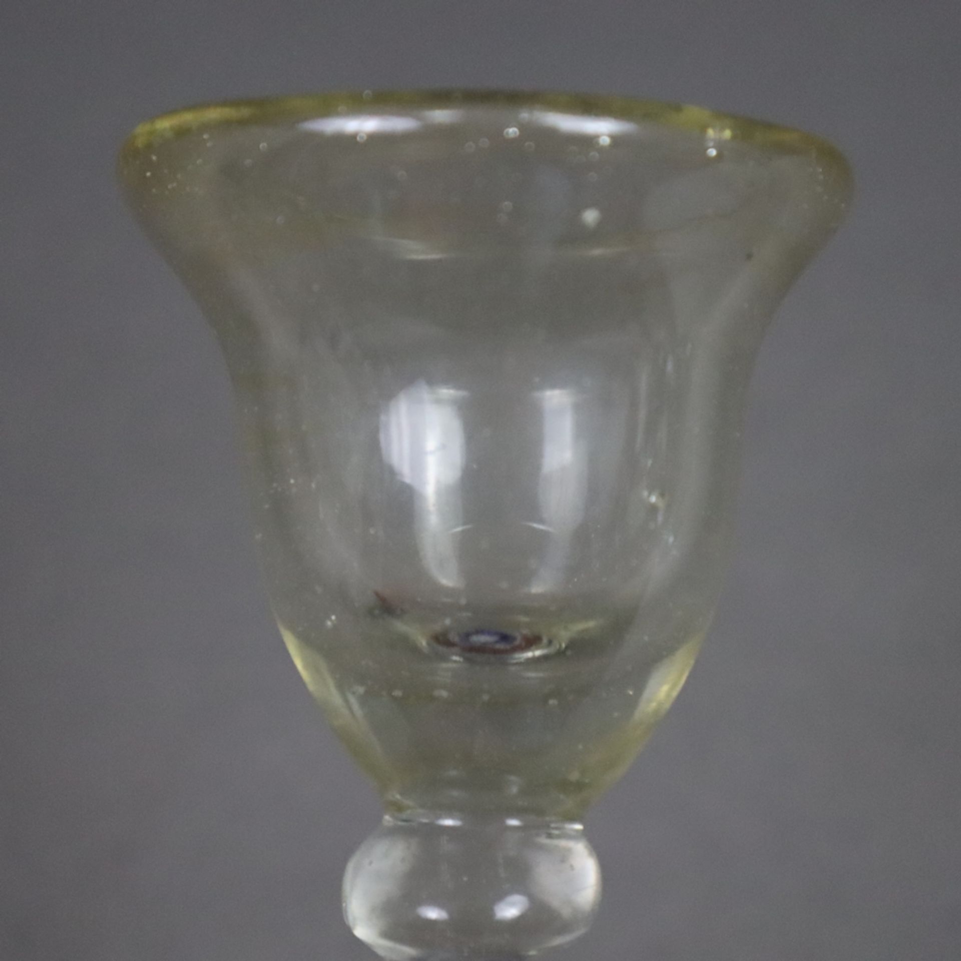 Vier Gläser - 19. Jh./um 1900, farbloses Glas, 1x jagdliches Kelchglas, zehnfach facettierter Fuß m - Image 9 of 14