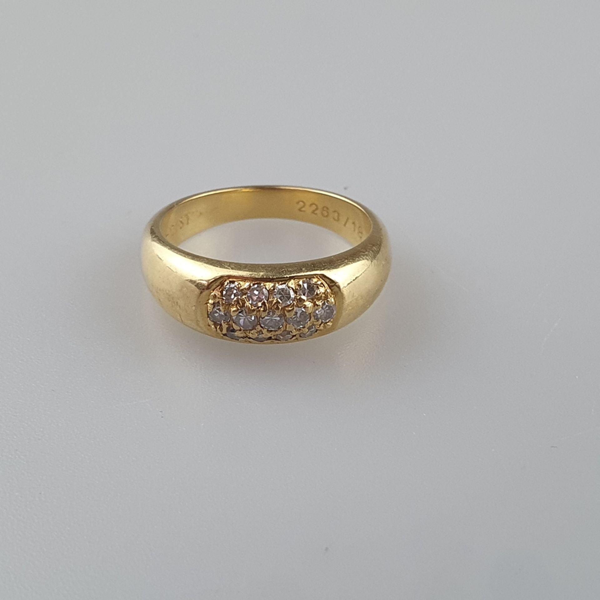 Goldring mit Diamantbesatz - Gelbgold 750/000 (18K), vertiefter Ringkopf ausgefasst mit 13 kleinen  - Bild 2 aus 5