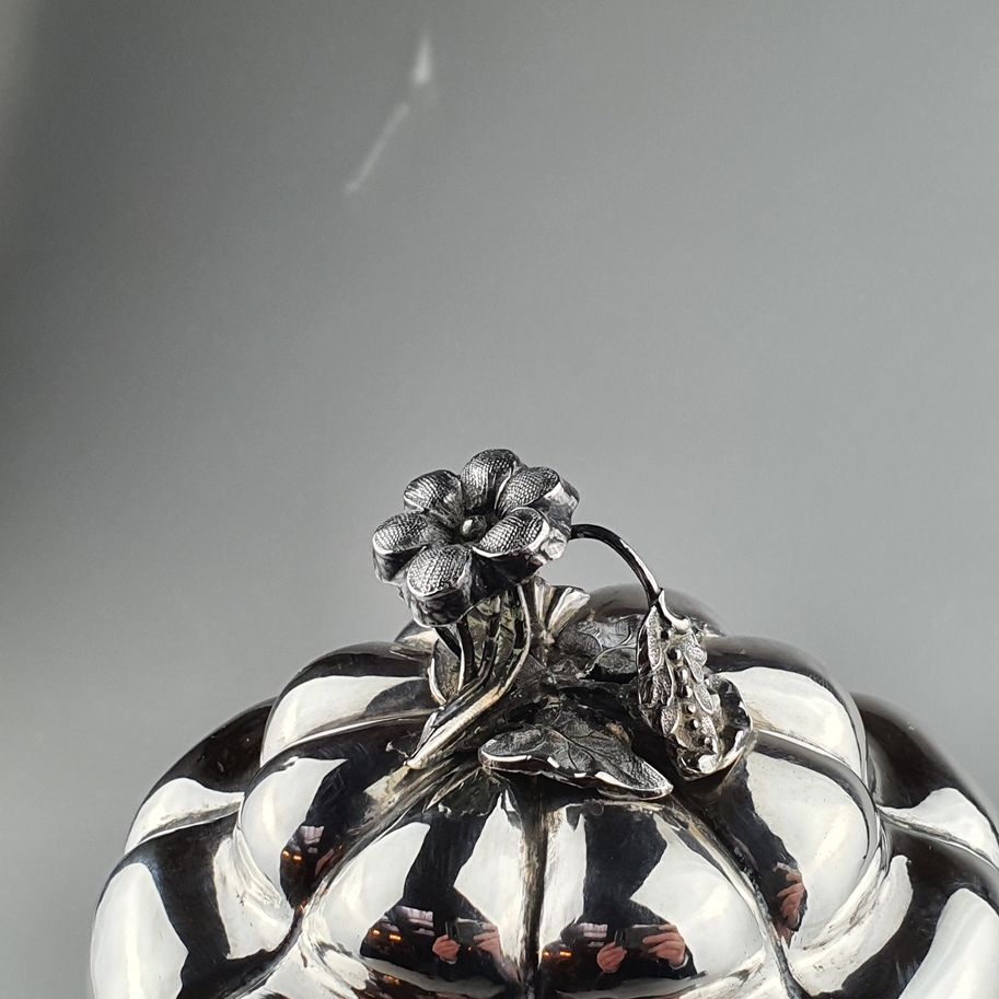 Biedermeier-Glasbecher mit floralem Zierdeckel und Untersatz aus Silber - Fa. Mayerhofer & Klinkosc - Image 3 of 13