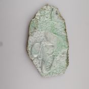 Ausgefallene Jadeplakette - China, grünliche, gewölkte Jade, fein polierte unregelmäßig ovale Form 