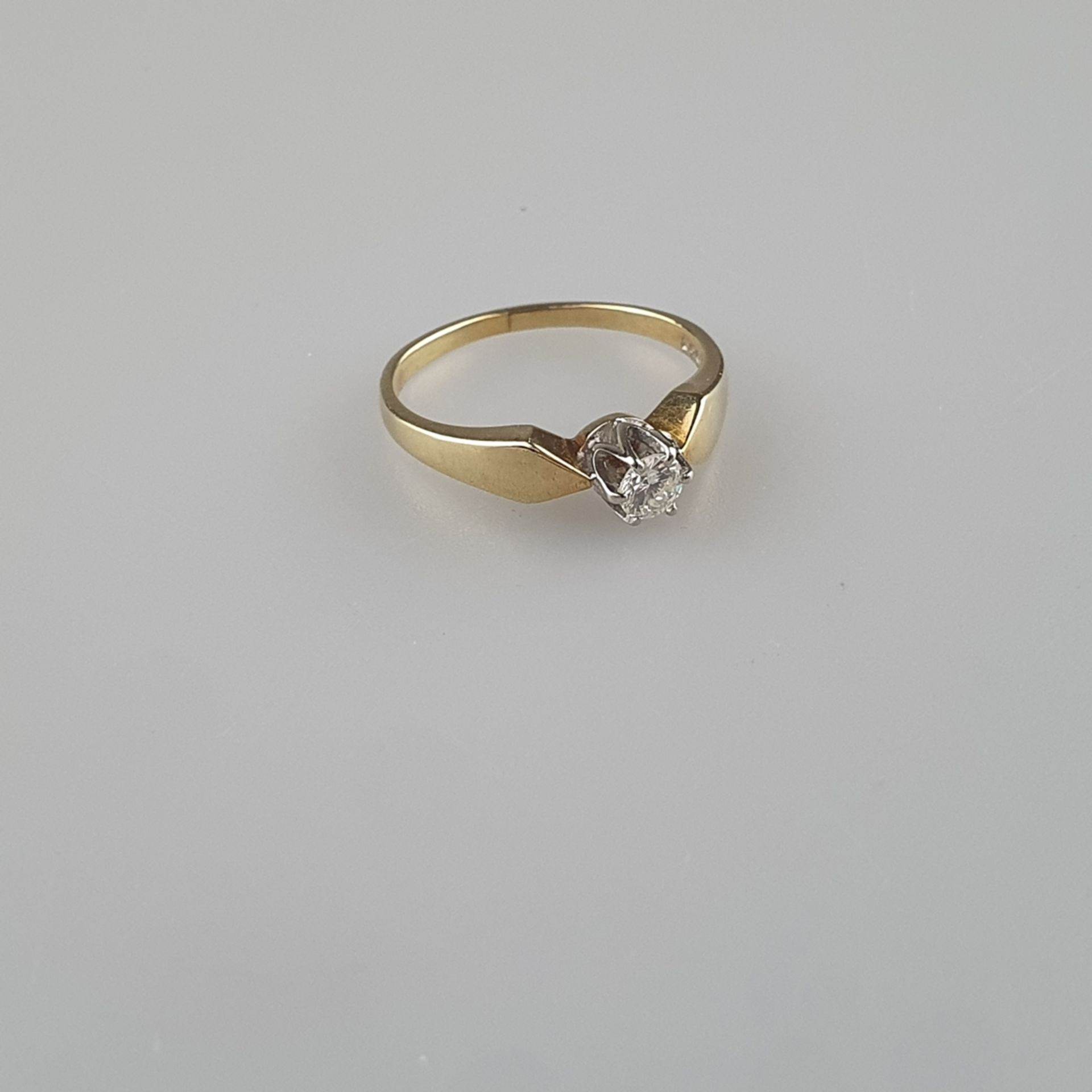 Solitärring - Gelbgold 585/000 (14K), innen gestempelt, Besatz mit 1 Diamant im Brillantschliff von - Bild 2 aus 5