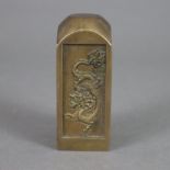 Bronzestempel mit Drachendekor - China, hoher quadratischer Korpus, allseits vertiefte Felder mit r