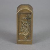 Bronzestempel mit Drachendekor - China, hoher quadratischer Korpus, allseits vertiefte Felder mit r