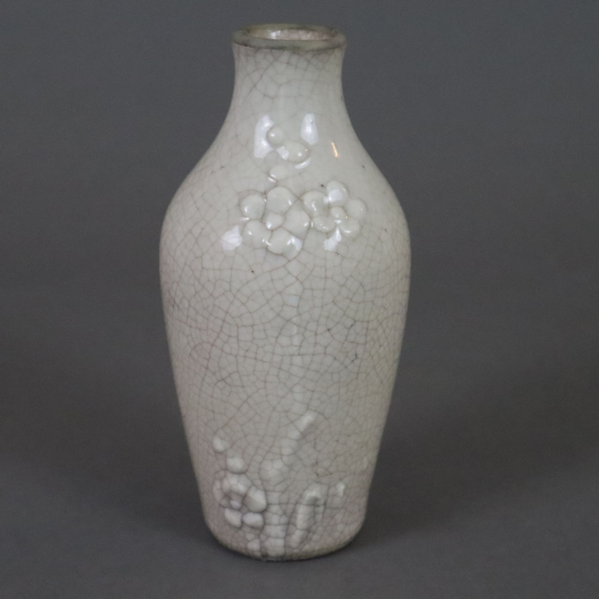 Kleine Flaschenvase und Meiping-Fläschchen - China, helle Craquelé-Glasur im Stil der Ge-Ware, Vase - Bild 5 aus 9