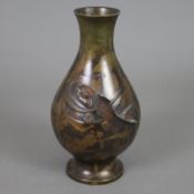 Vase mit Fischrelief - Japan, 20.Jh., Bronzelegierung, braun marmoriert, Balusterform, schauseitig 