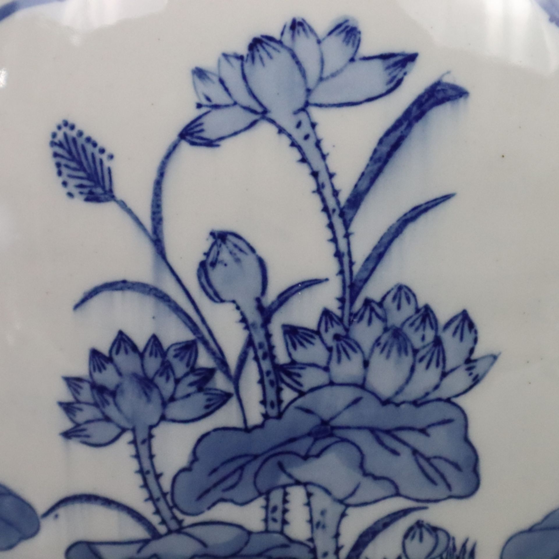 Hoher Ingwertopf - China 20.Jh., Porzellan mit Dekor in Unterglasurblau, schau- und rückseitig groß - Bild 11 aus 14