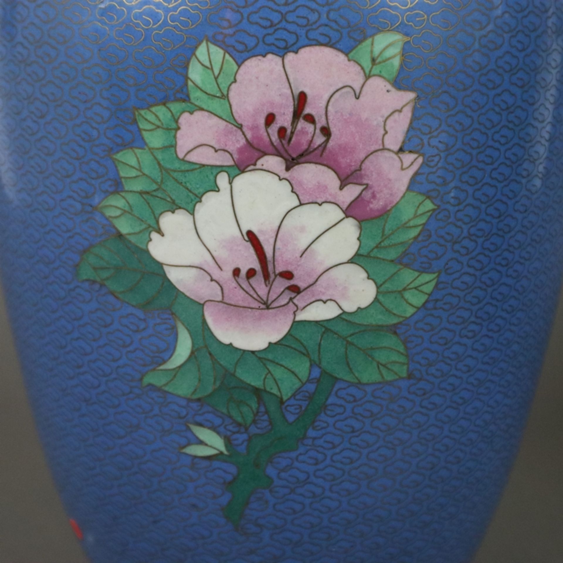 Paar Cloisonné-Vasen - China, umlaufend mit Elstern und Schmetterlingen auf blühenden Baumzweigen ü - Bild 8 aus 11