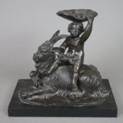 Bronzefigur - vollrunde Darstellung eines Putto mit Weinreben und Muschelschale auf Ziegenbock sitz
