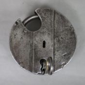 Antikes Vorhängeschloss mit Schlüssel - Eisen, rundes Gehäuse, intakt, D. ca. 11 cm, Schlüssel L. c