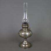 Petroleumlampe - Rayo, nach 1912, Hersteller Bradley & Hubbard/USA, Messing vernickelt, Glaszylinde