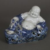 Budai-Figur - China 20. Jh., Porzellan, in liegender Haltung mit Gebetskette in der Hand, bodenseit