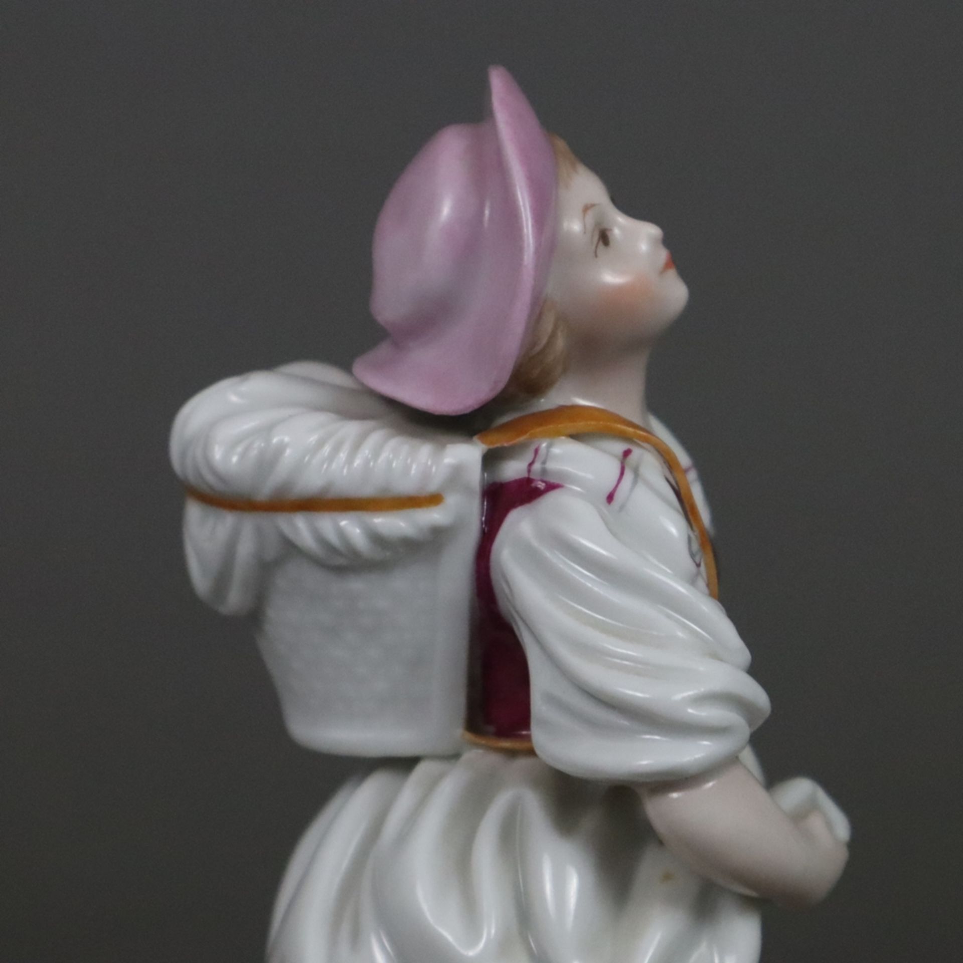 Zwei Porzellanfiguren - Hoechst, 20. Jh., Porzellan, polychrom bemalt, 1x junge Bäuerin mit erlegte - Bild 5 aus 10