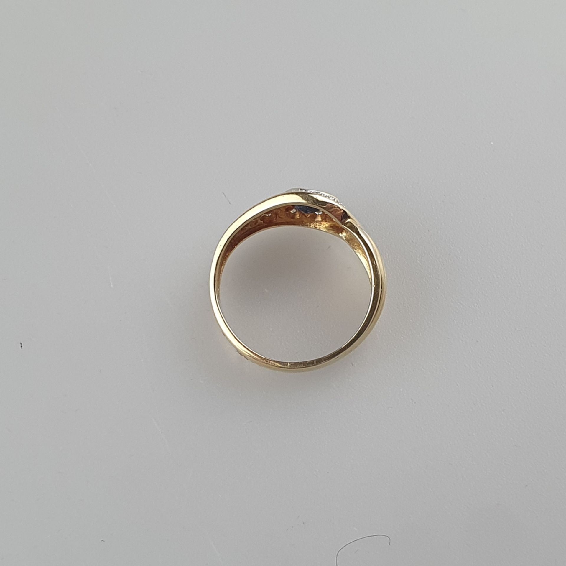 Saphirring mit Diamanten - Gelbgold 585/000 (14K), gestempelt „585“, in stilisierter Uräusform, zen - Bild 5 aus 5